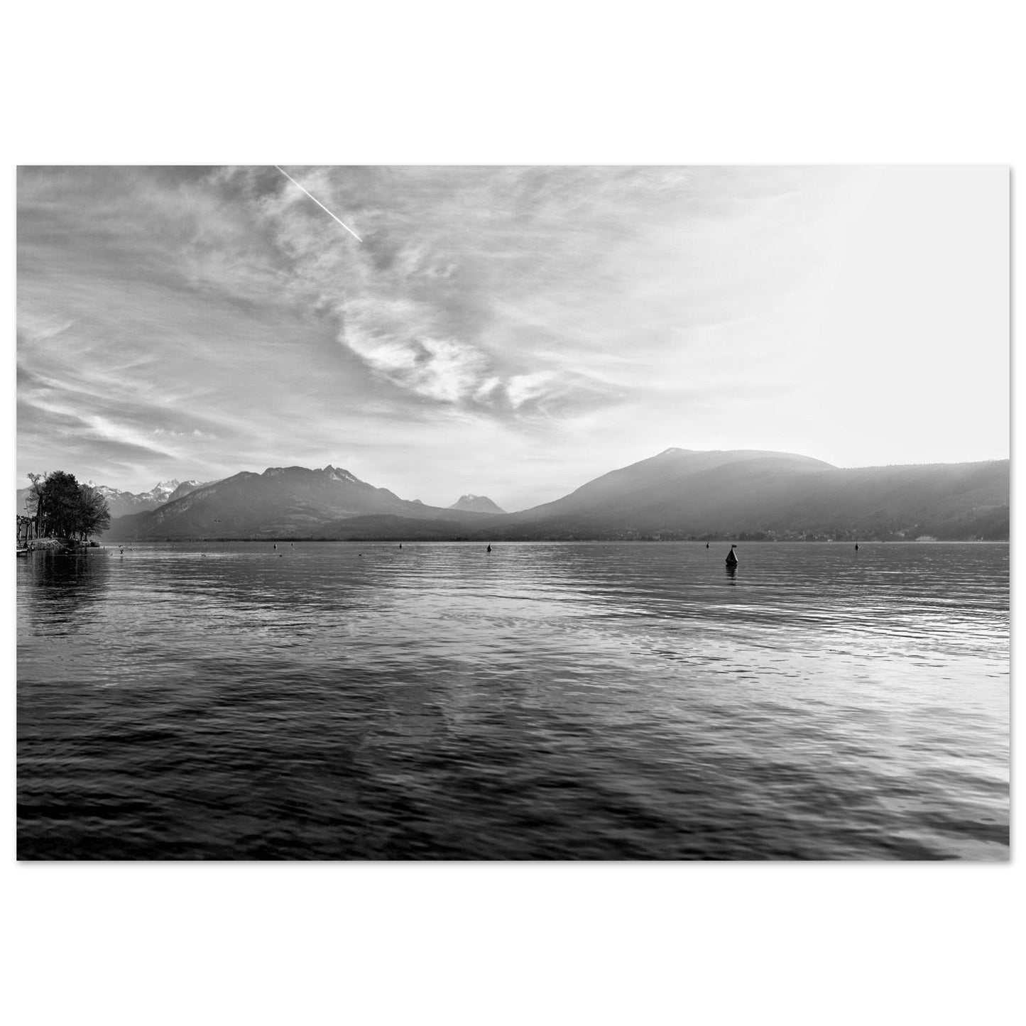 Tableau photo du lac d’Annecy face aux Alpes enneigées - noir et blanc sur aluminium Dibond mat, format 70 × 100 cm