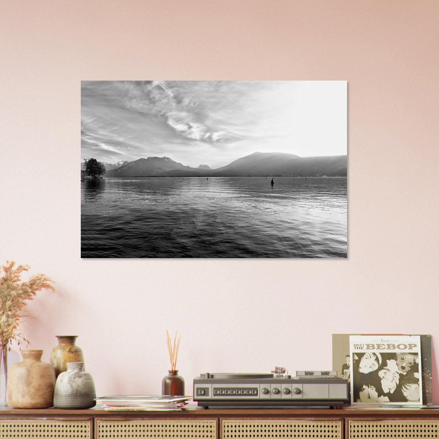 Tableau photo du lac d’Annecy face aux Alpes enneigées - noir et blanc sur aluminium Dibond mat, exposé dans une chambre