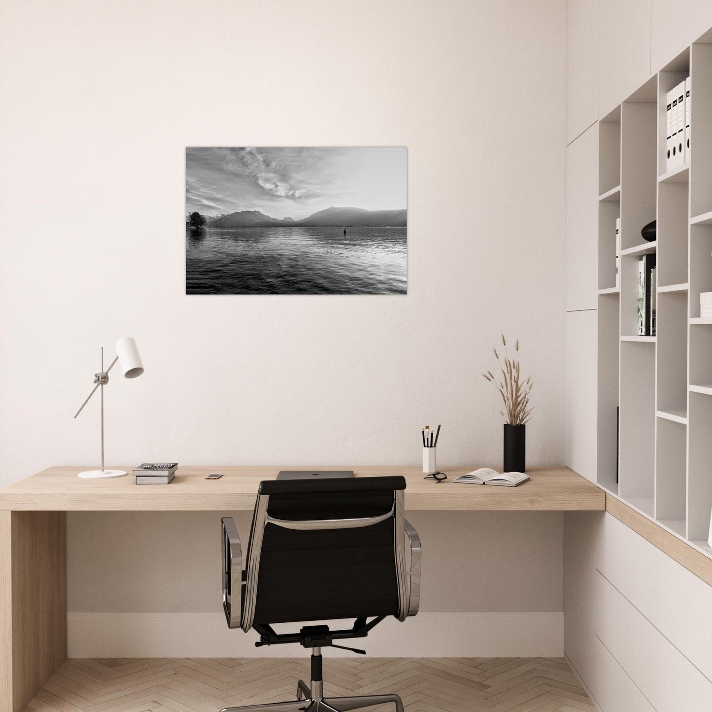 Tableau photo du lac d’Annecy face aux Alpes enneigées - noir et blanc sur aluminium Dibond mat, présenté dans un intérieur
