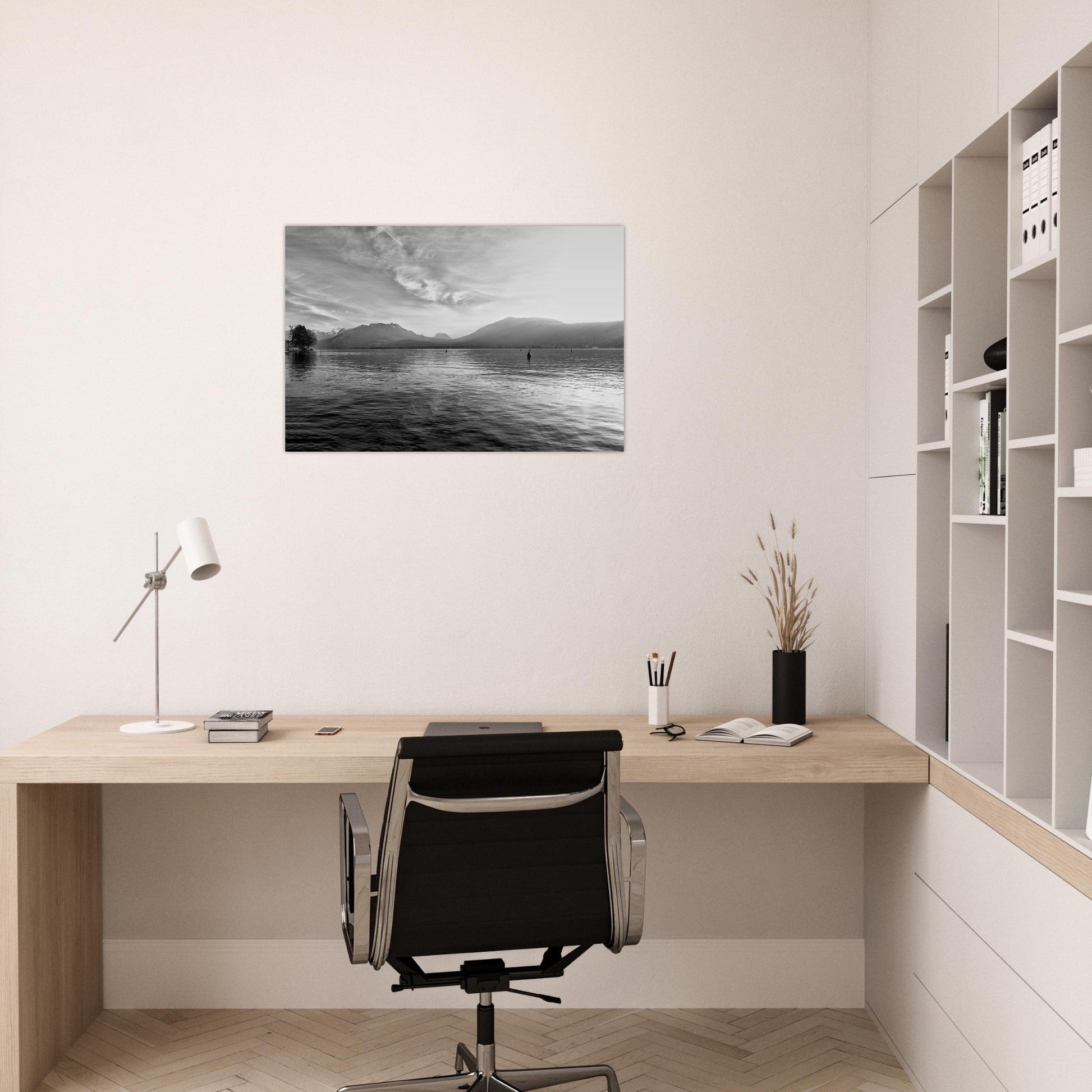 Tableau photo du lac d’Annecy face aux Alpes enneigées - noir et blanc sur aluminium Dibond mat, présenté dans un intérieur