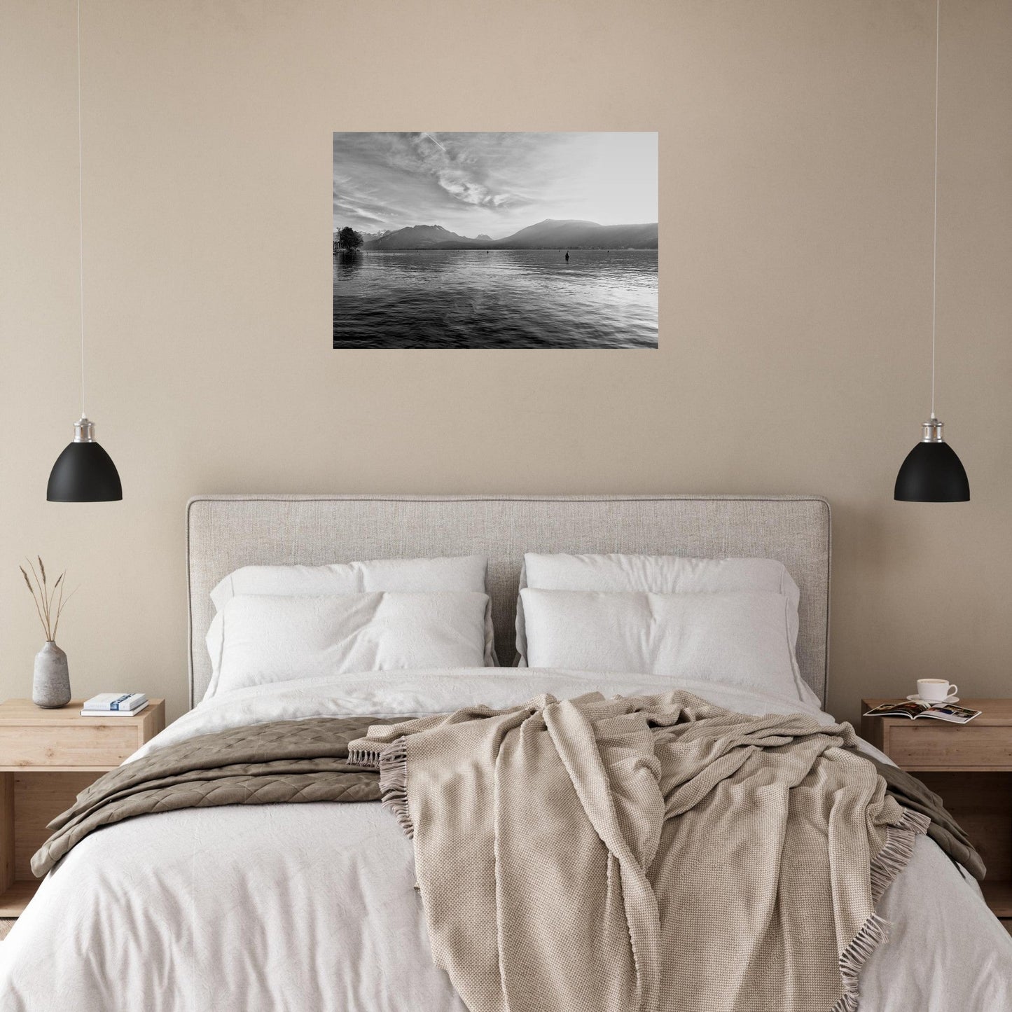 Tableau photo du lac d’Annecy face aux Alpes enneigées - noir et blanc sur aluminium Dibond mat, mis en scène dans une cuisine moderne