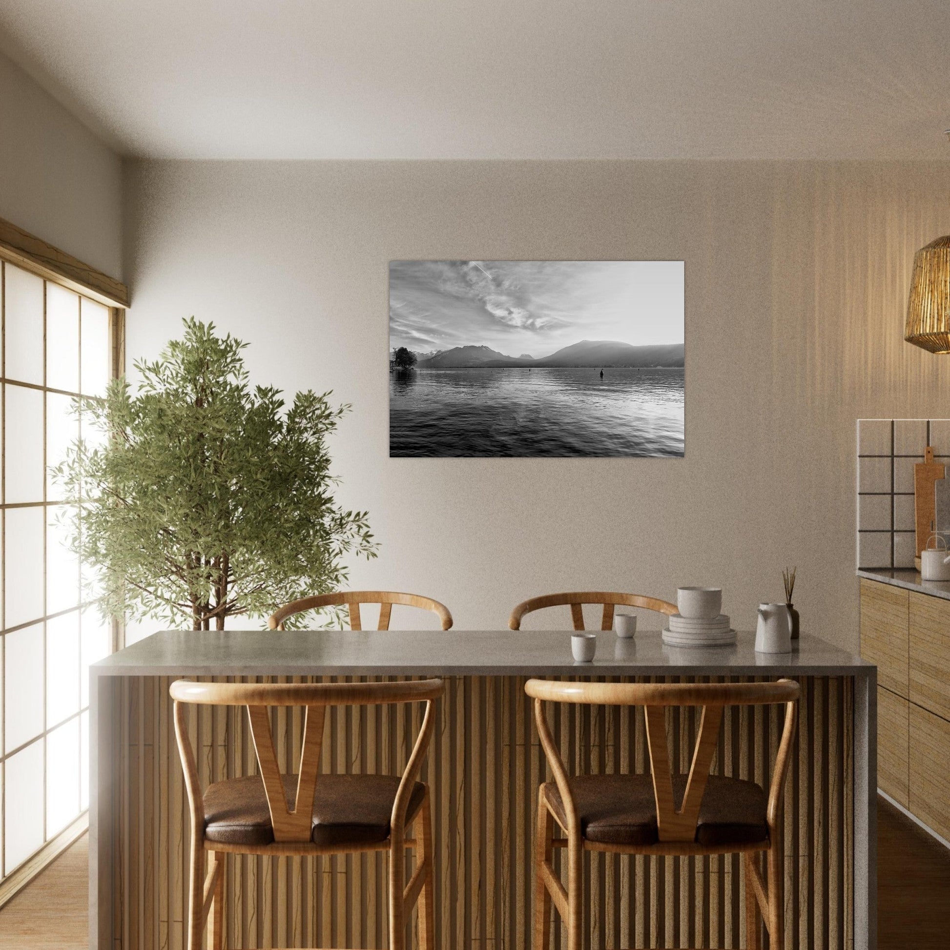 Tableau photo du lac d’Annecy face aux Alpes enneigées - noir et blanc sur aluminium Dibond mat, présenté dans un espace de travail