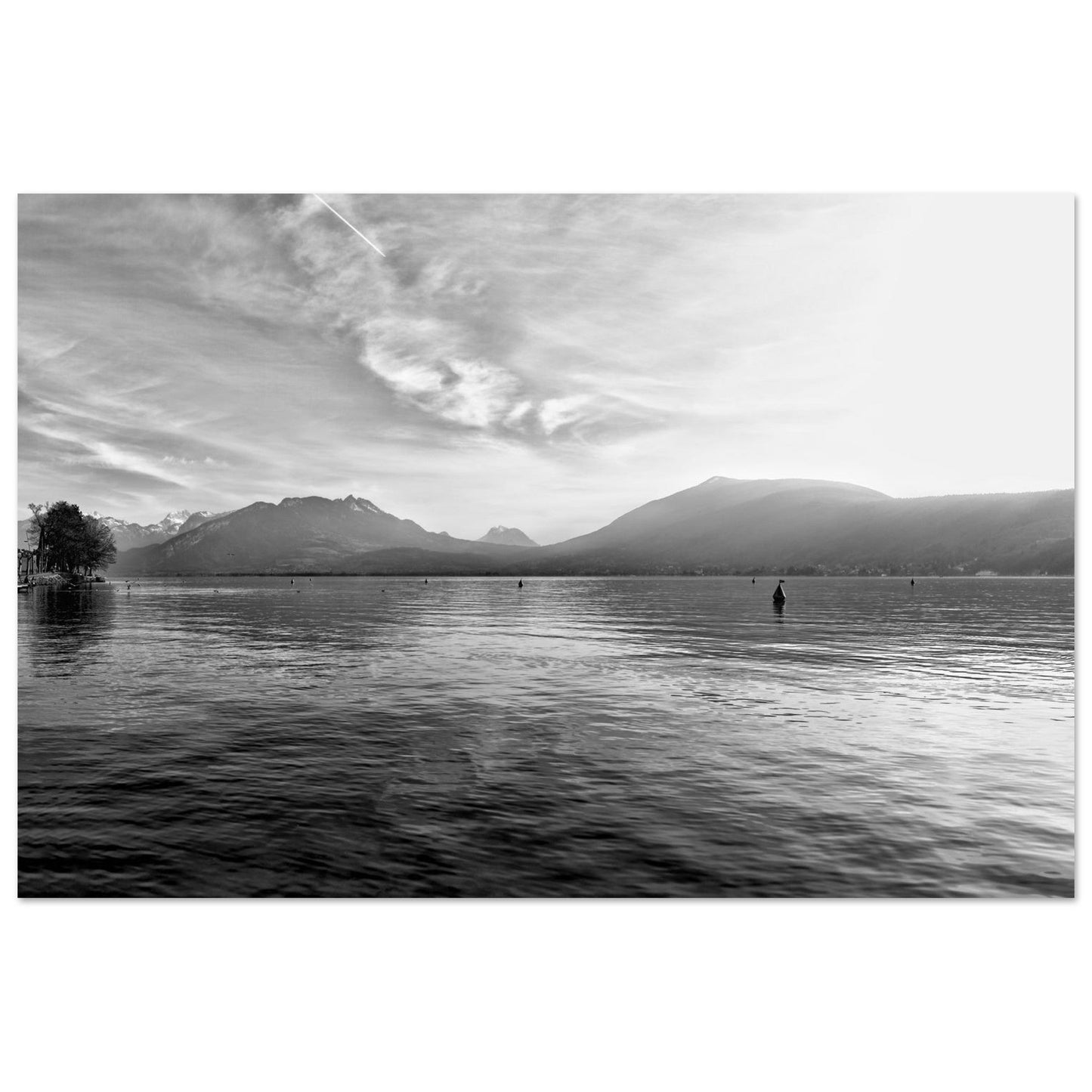 Tableau photo du lac d’Annecy face aux Alpes enneigées - noir et blanc sur aluminium Dibond mat, format 50 × 75 cm