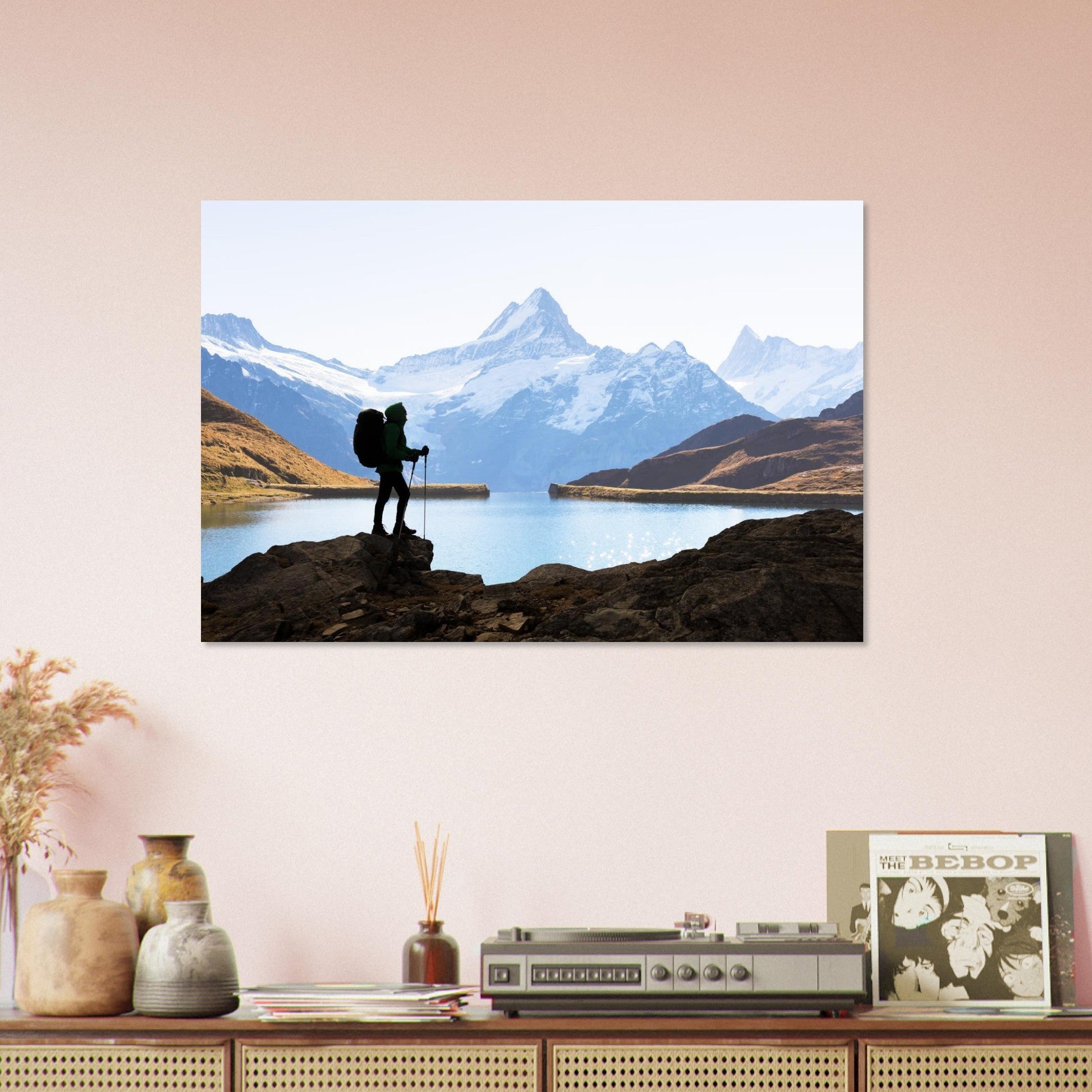 Photo du lac de Bachalp face au Schreckhorn avec un randonneur — tableau photo paysage de montagne en Alu Dibond