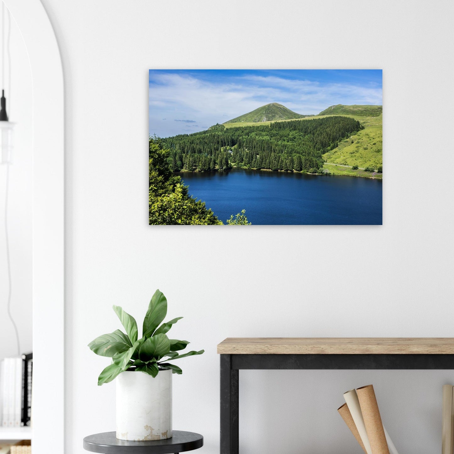 Tableau photo du lac de Guéry au cœur des monts Dore sur aluminium Dibond mat, présenté dans un espace de travail