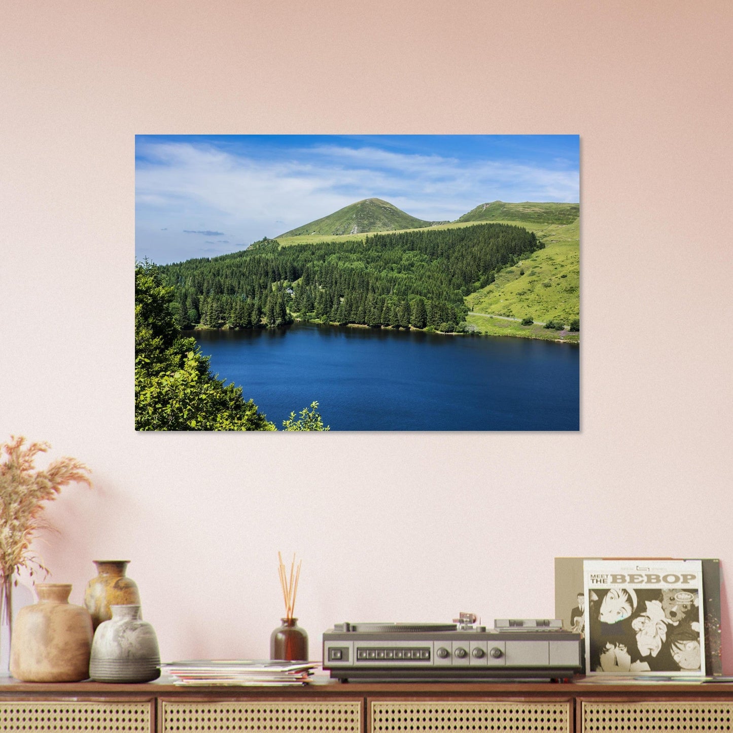 Tableau photo du lac de Guéry au cœur des monts Dore sur aluminium Dibond mat, mis en scène dans une cuisine moderne