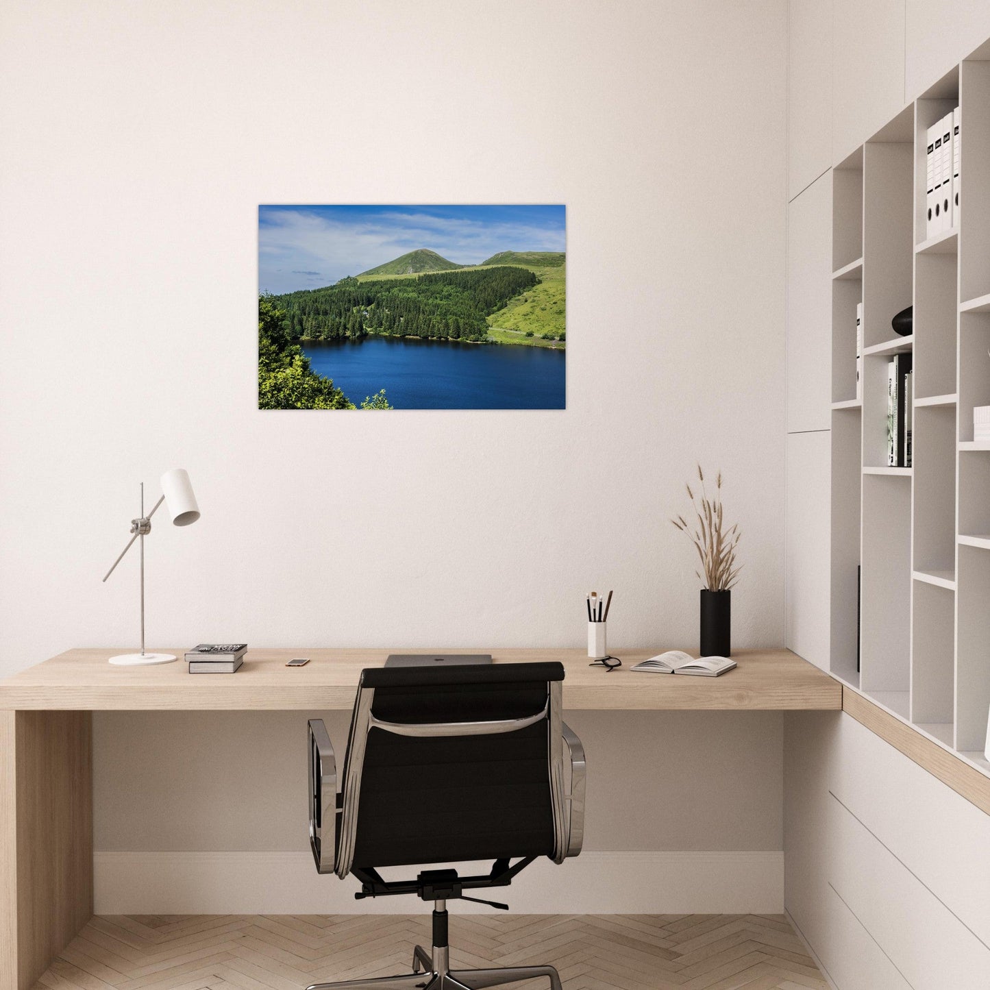 Tableau photo du lac de Guéry au cœur des monts Dore sur aluminium Dibond mat, présenté dans un espace de vie