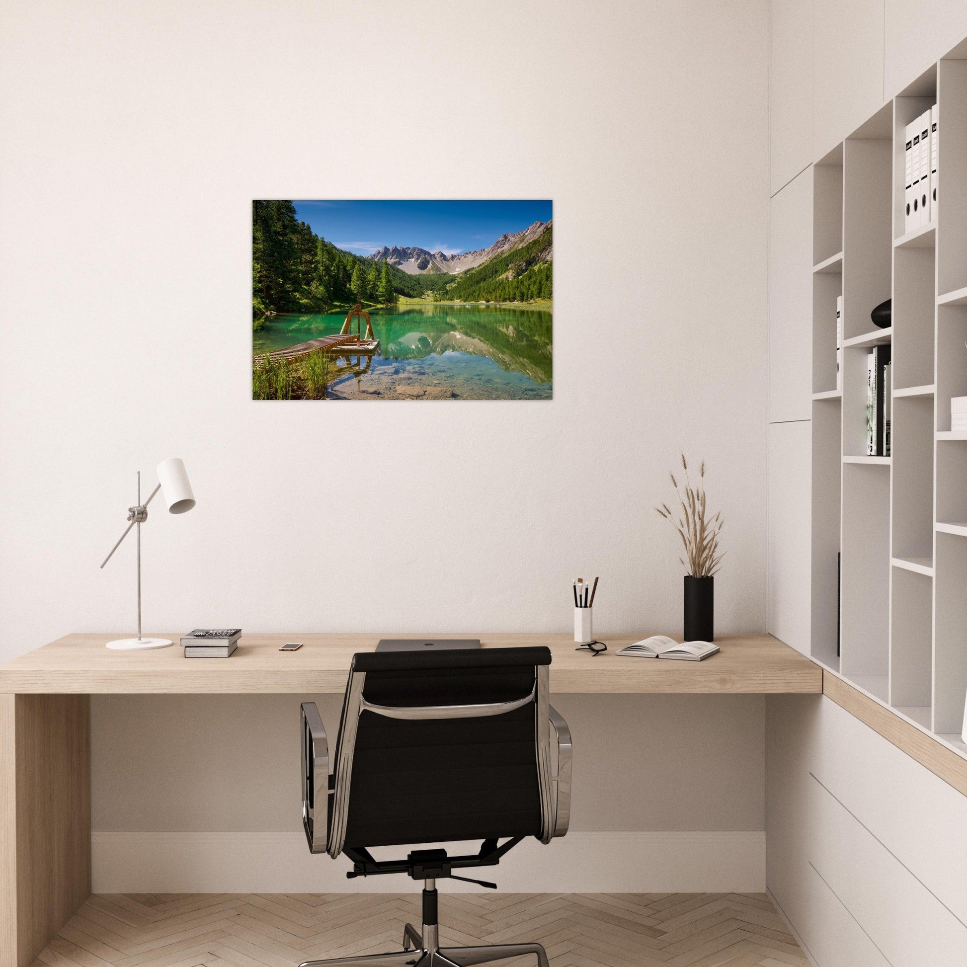 Photo du lac de l’Orceyrette et de sa forêt de mélèzes en été — tableau photo paysage de montagne en Alu Dibond