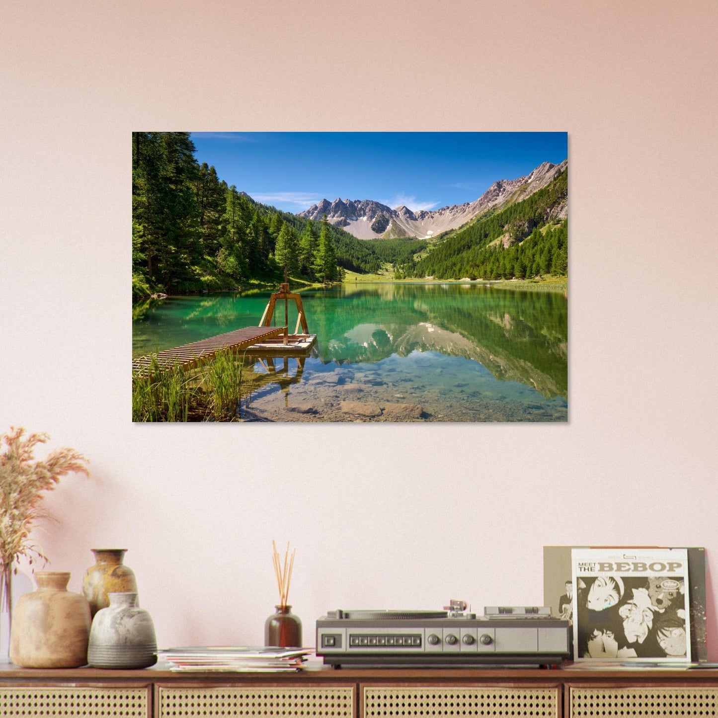 Photo du lac de l’Orceyrette et de sa forêt de mélèzes en été — tableau photo paysage de montagne en Alu Dibond