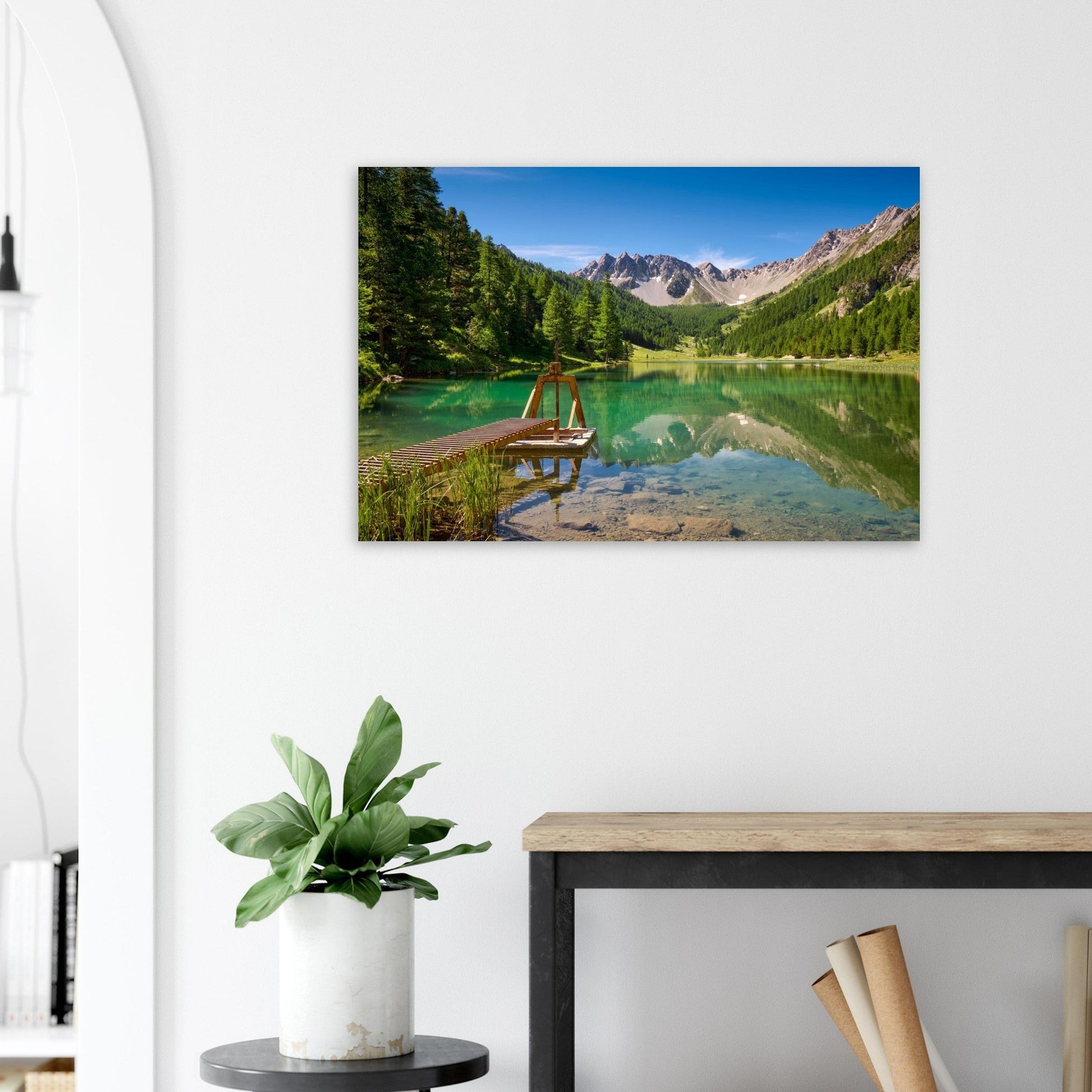 Photo du lac de l’Orceyrette et de sa forêt de mélèzes en été — tableau photo paysage de montagne en Alu Dibond