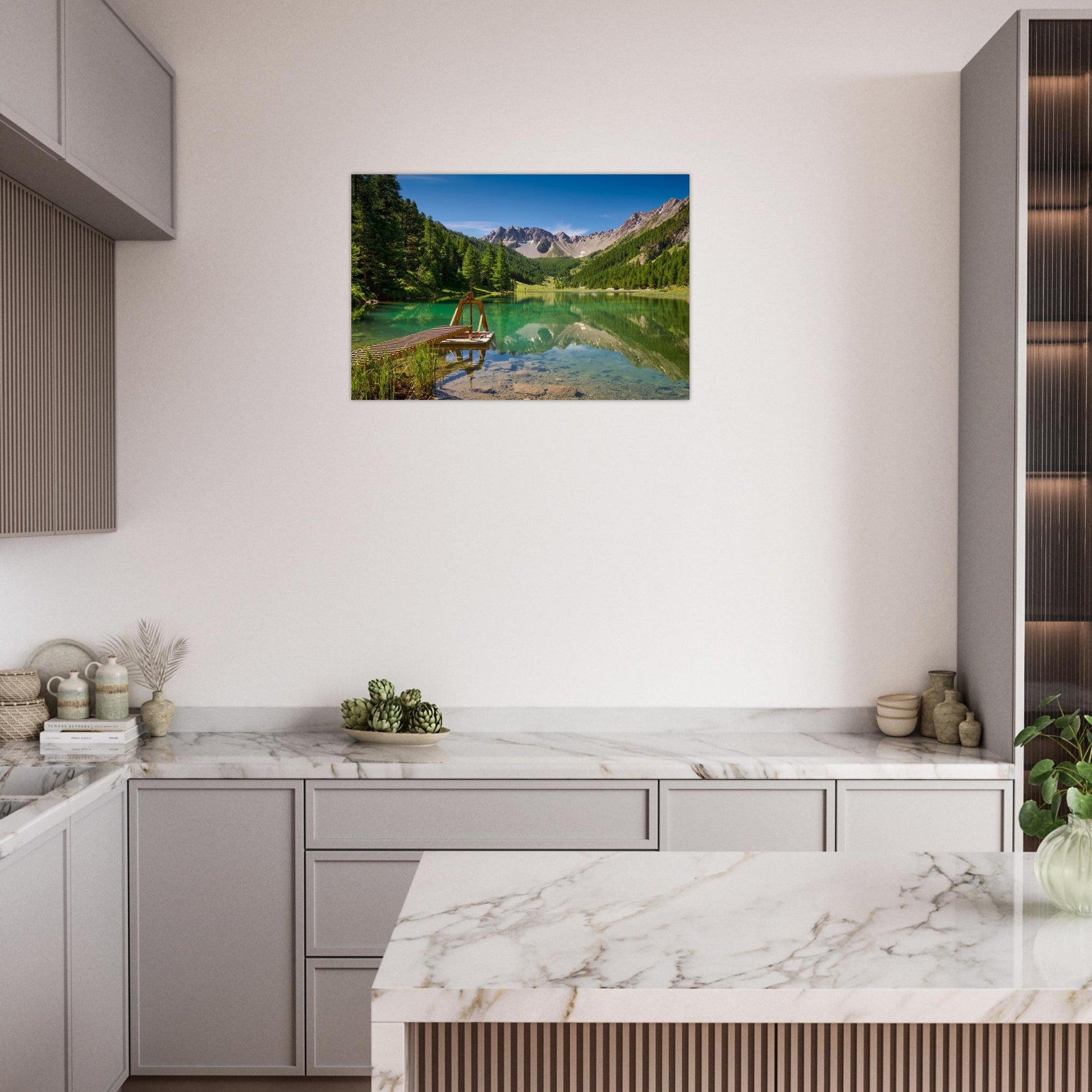 Photo du lac de l’Orceyrette et de sa forêt de mélèzes en été — tableau photo paysage de montagne en Alu Dibond