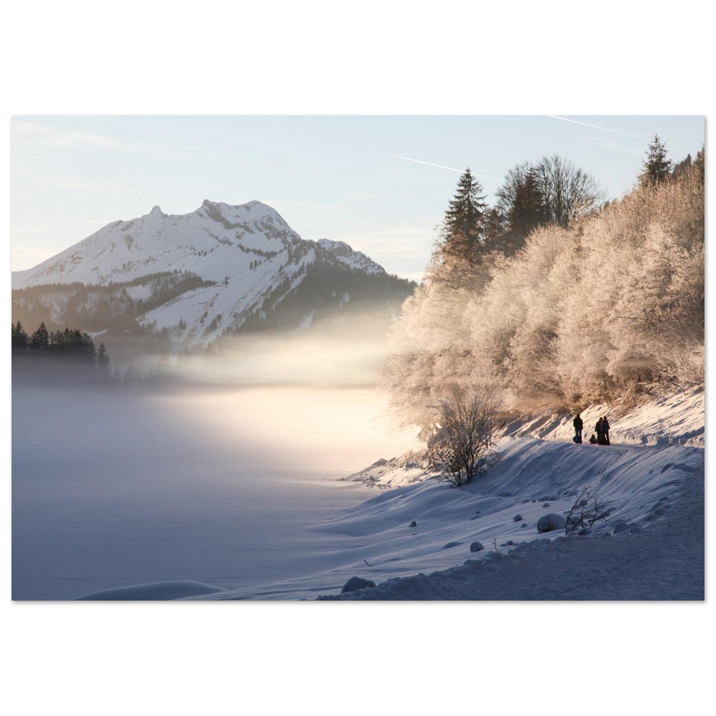 Photo du lac de Montriond gelé dans la brume hivernale — tableau photo paysage de montagne en Alu Dibond