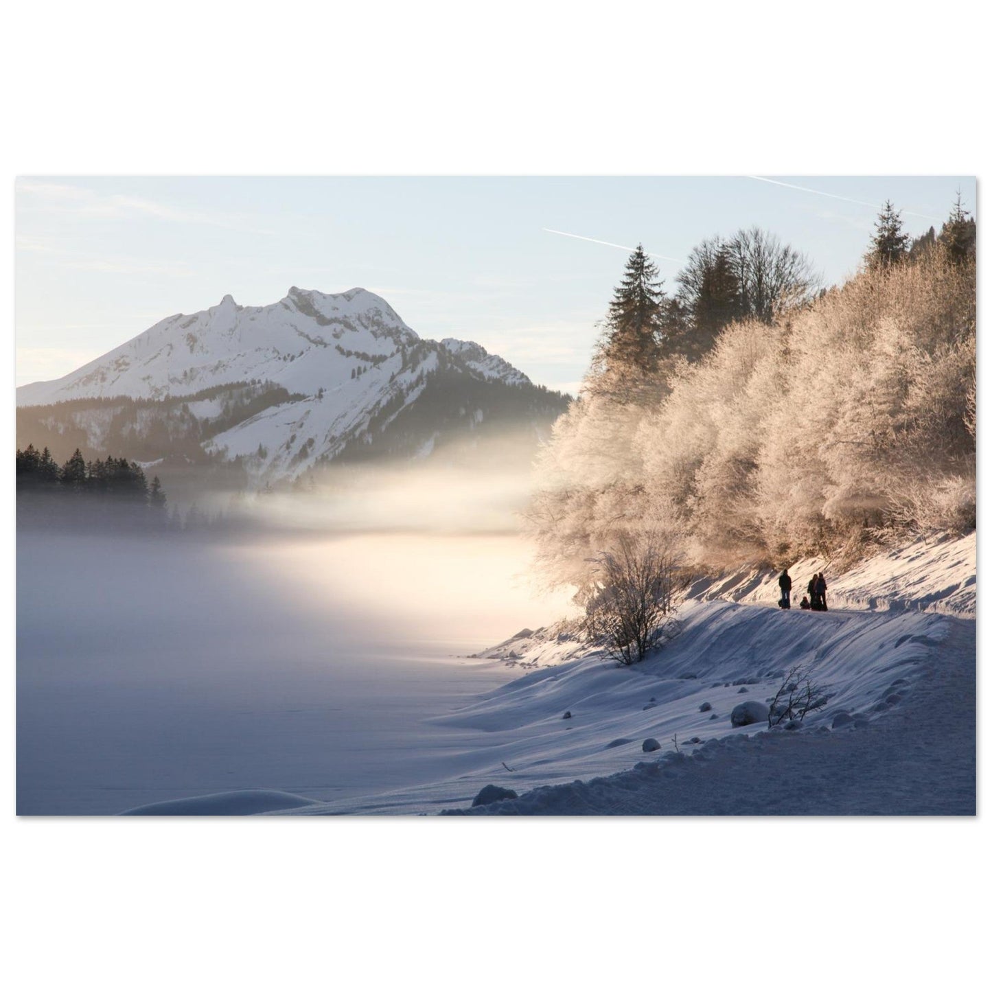Photo du lac de Montriond gelé dans la brume hivernale — tableau photo paysage de montagne en Alu Dibond
