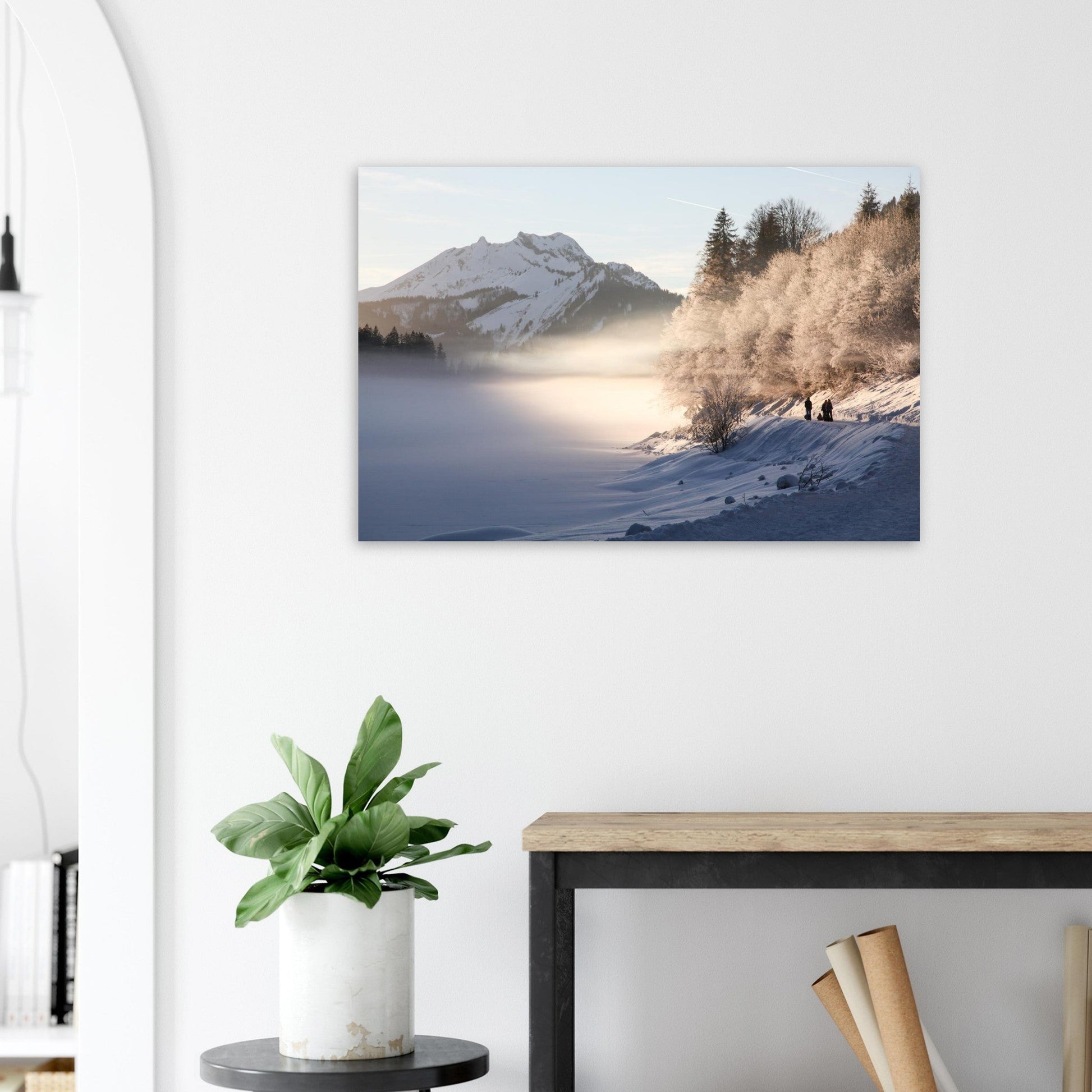 Photo du lac de Montriond gelé dans la brume hivernale — tableau photo paysage de montagne en Alu Dibond