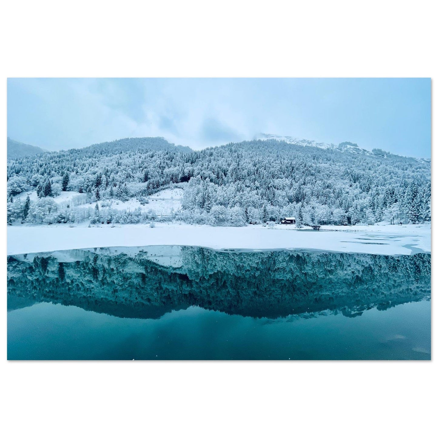 Photo du lac de Montriond sous la neige en Haute-Savoie — tableau photo paysage de montagne en Alu Dibond