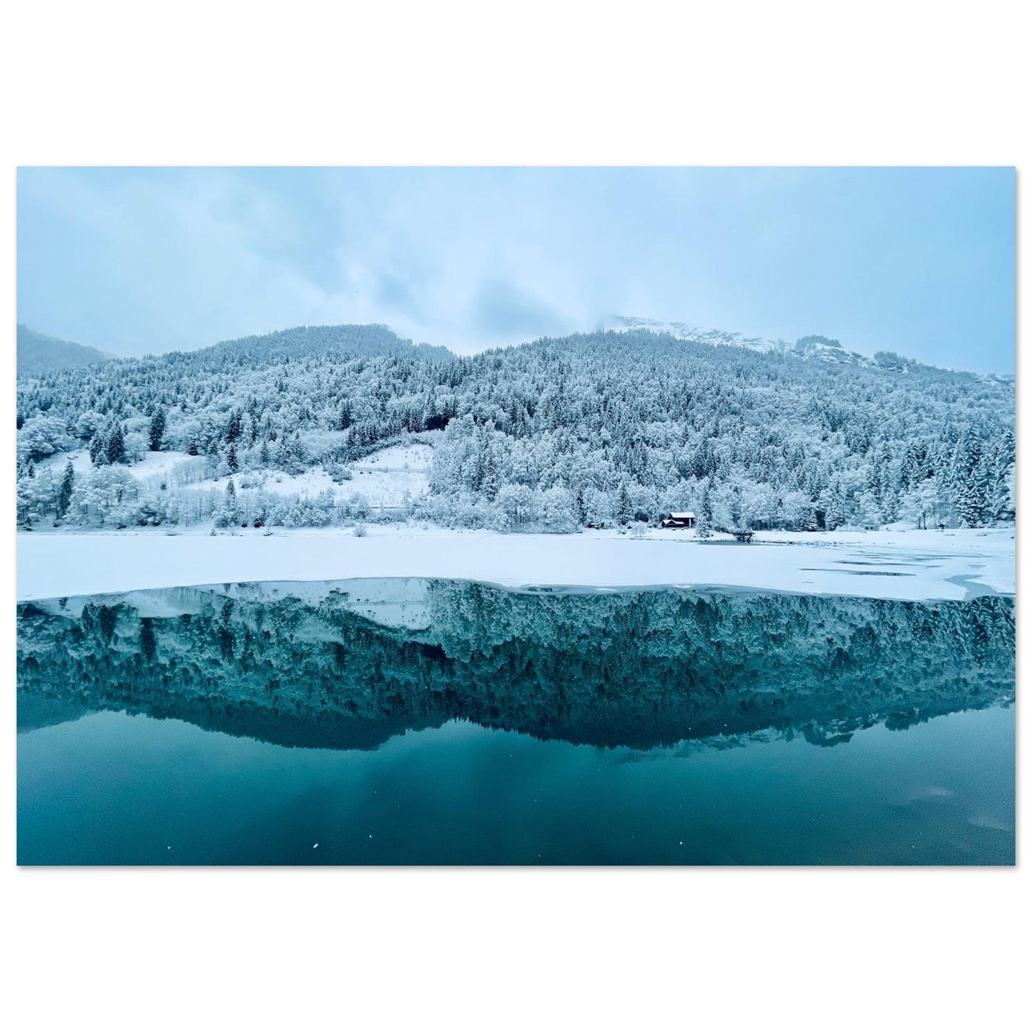 Photo du lac de Montriond sous la neige en Haute-Savoie — tableau photo paysage de montagne en Alu Dibond