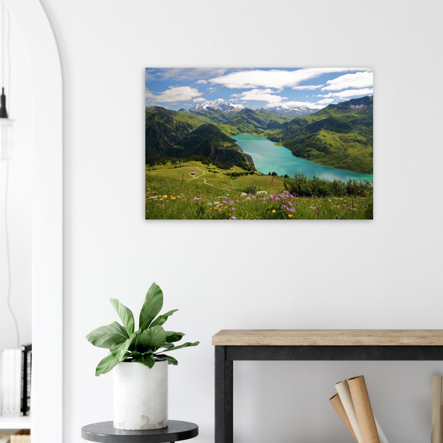 Tableau photo du Lac de Roselend et Mont-Blanc depuis Roche Parstire sur aluminium Dibond mat, accroché sur un mur clair