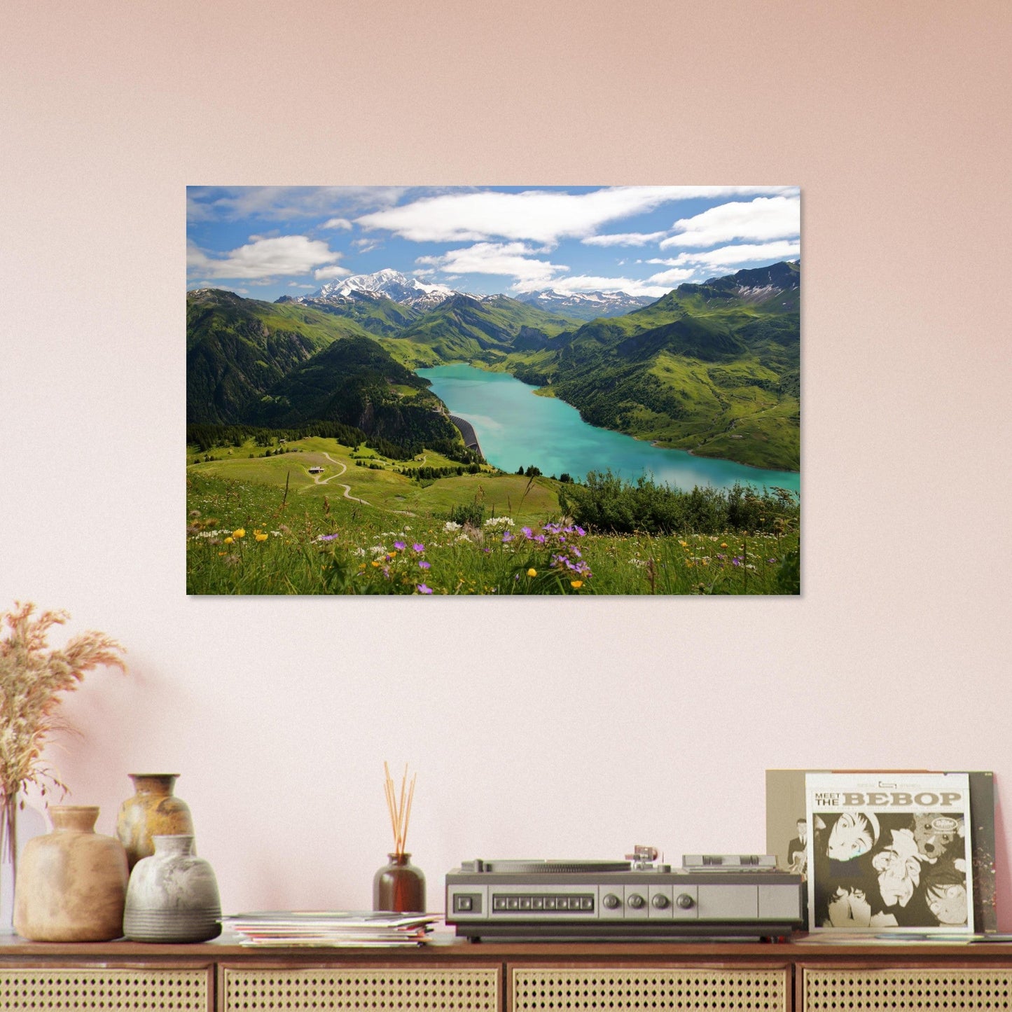 Tableau photo du Lac de Roselend et Mont-Blanc depuis Roche Parstire sur aluminium Dibond mat, mis en scène dans une cuisine moderne
