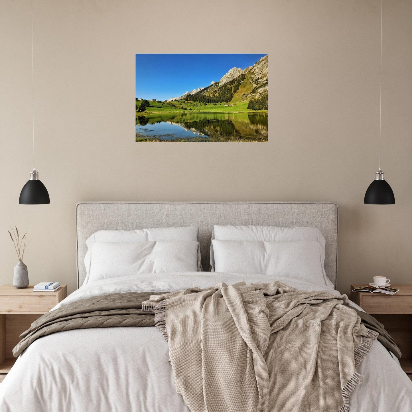 Tableau photo du lac des Confins à La Clusaz sur aluminium Dibond mat, mis en scène dans une cuisine moderne