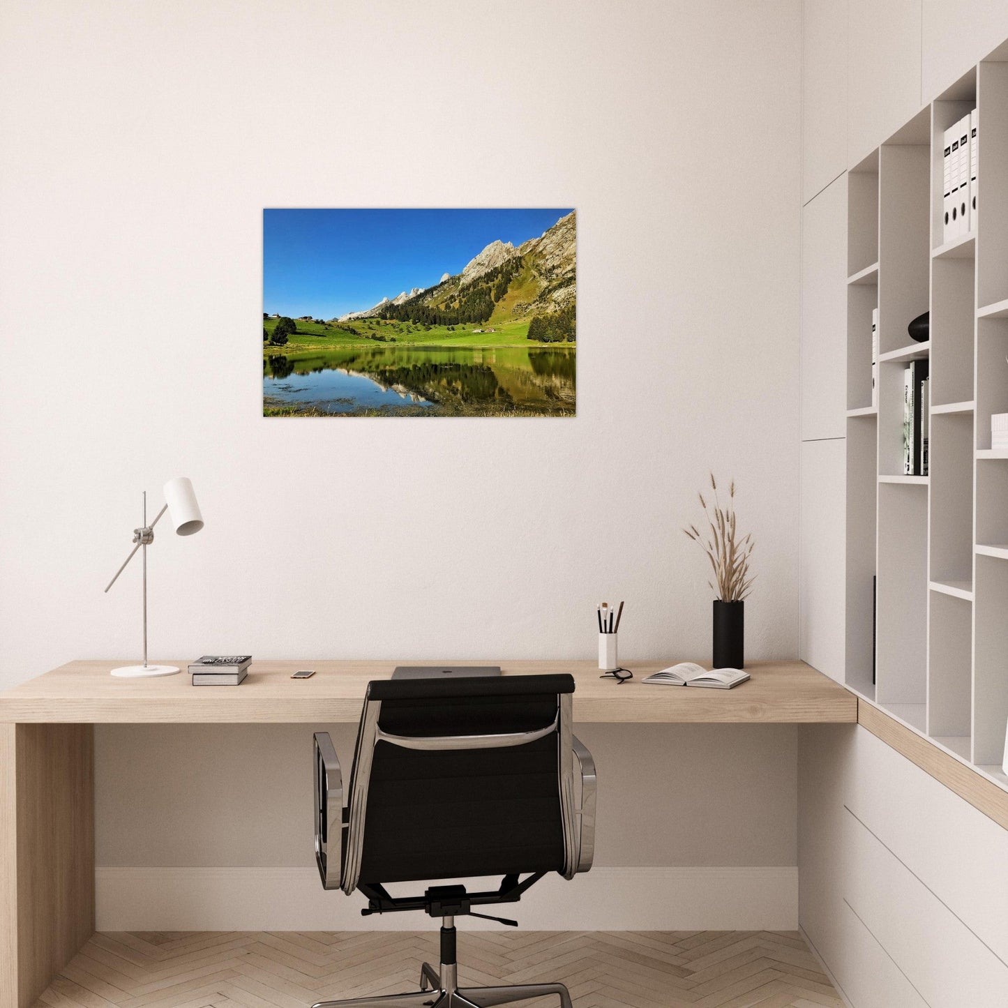 Tableau photo du lac des Confins à La Clusaz sur aluminium Dibond mat, présenté dans un espace de vie
