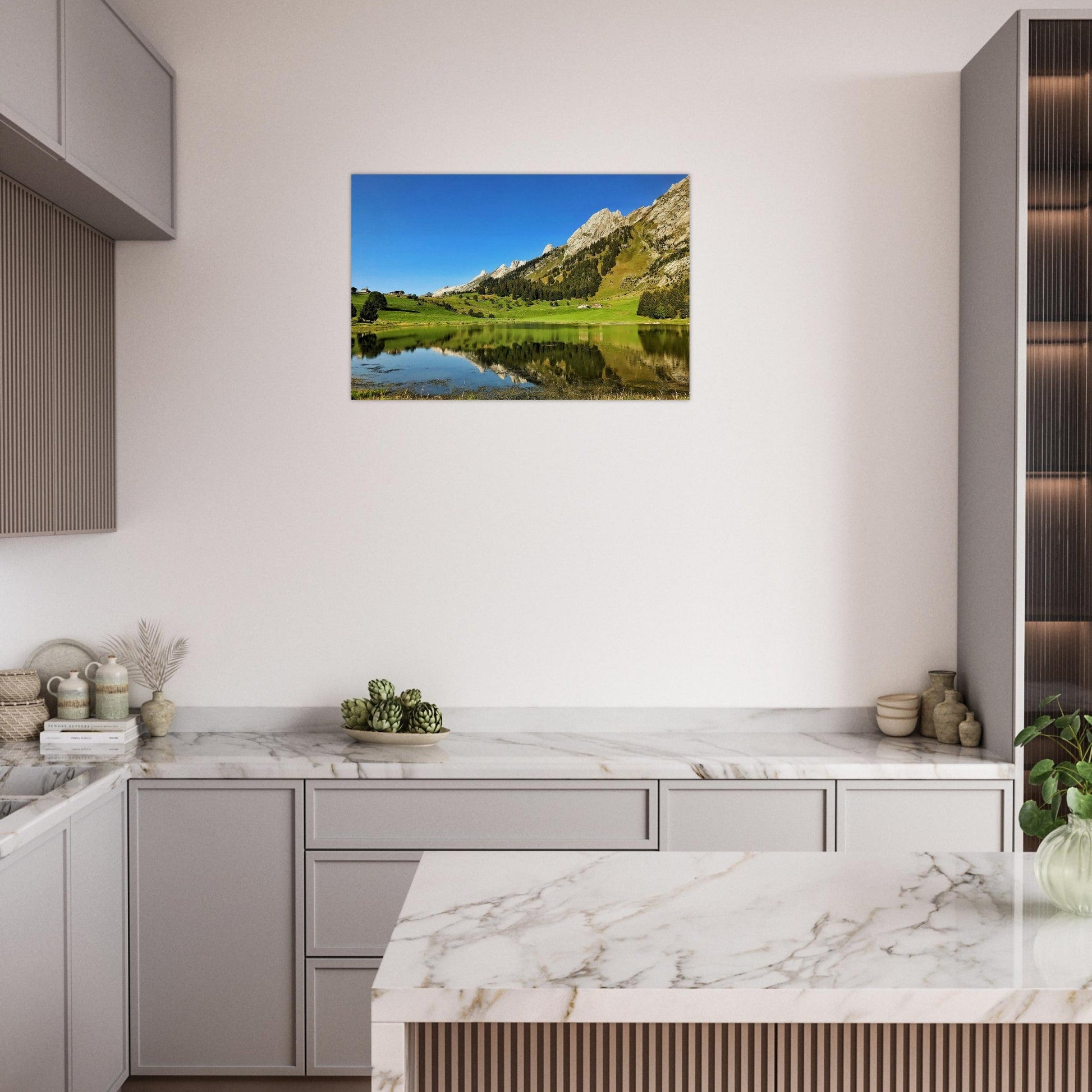 Tableau photo du lac des Confins à La Clusaz sur aluminium Dibond mat, accroché sur un mur clair