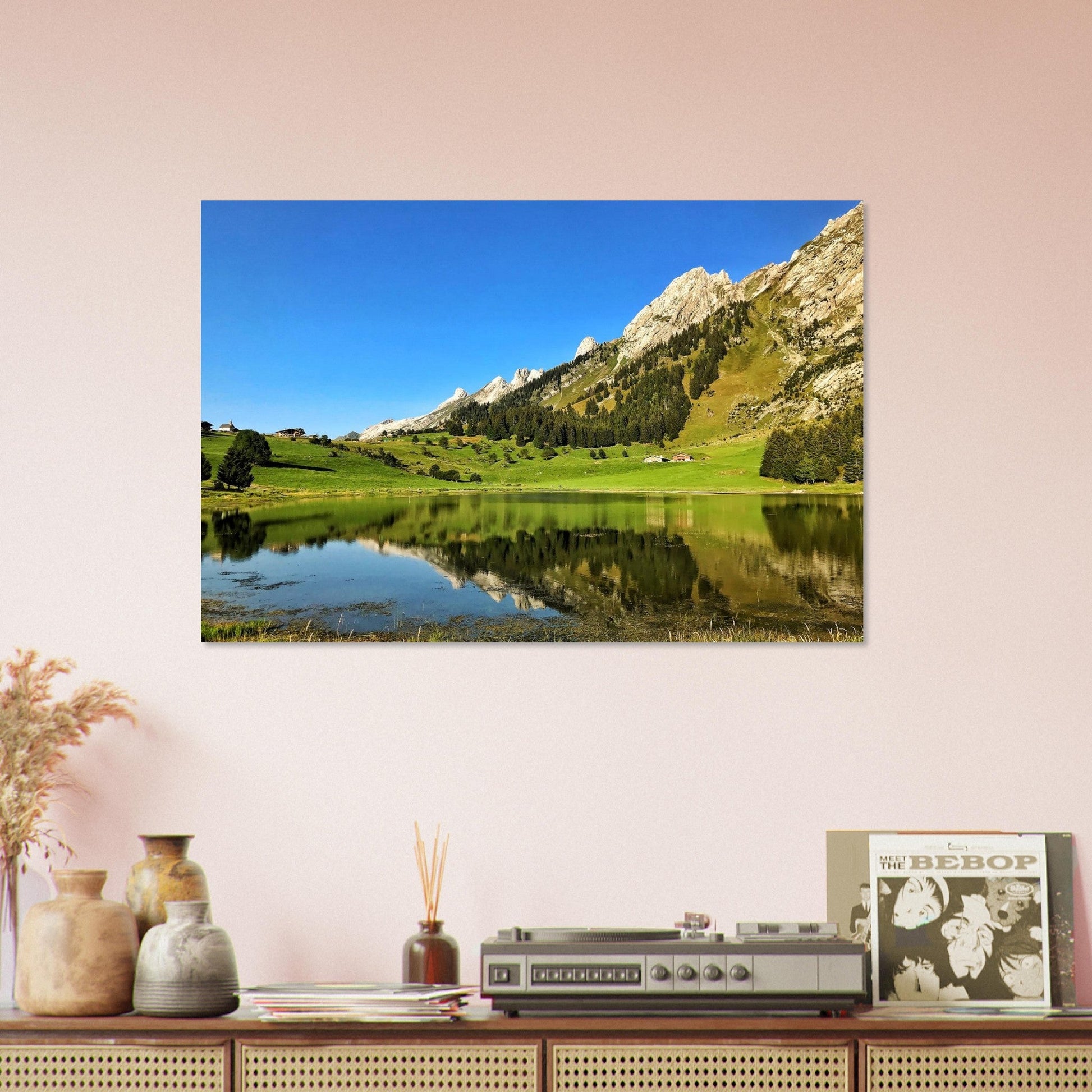 Tableau photo du lac des Confins à La Clusaz sur aluminium Dibond mat, présenté dans un espace de travail