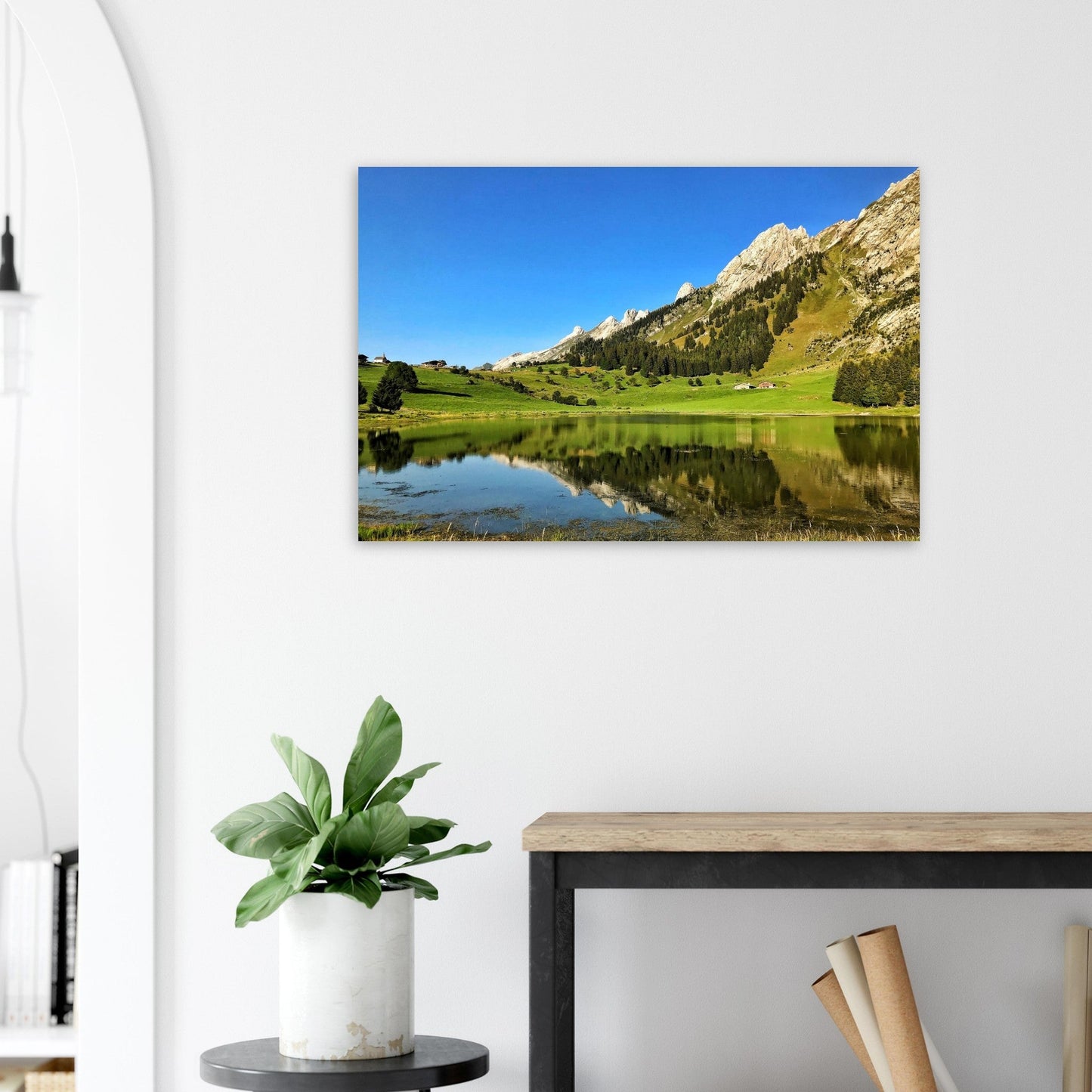 Tableau photo du lac des Confins à La Clusaz sur aluminium Dibond mat, présenté dans un intérieur