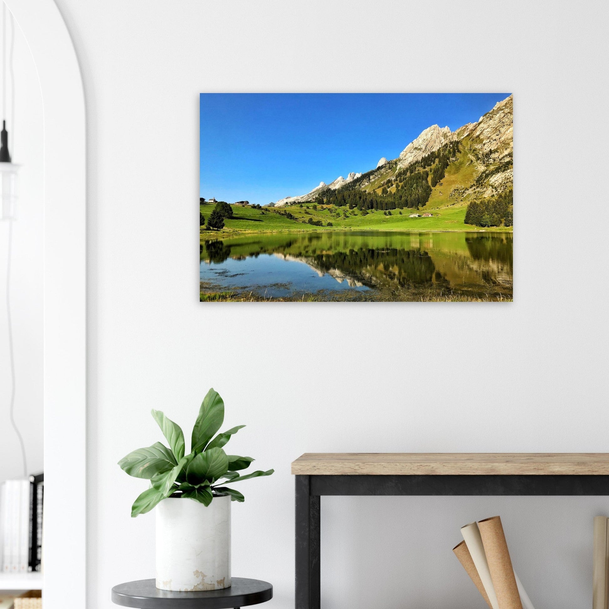 Tableau photo du lac des Confins à La Clusaz sur aluminium Dibond mat, présenté dans un intérieur