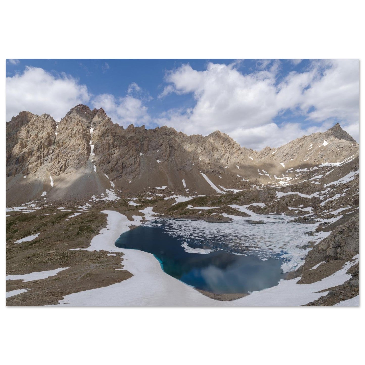 Photo du lac des Neuf Couleurs dans le massif du Chambeyron — tableau photo paysage de montagne en Alu Dibond