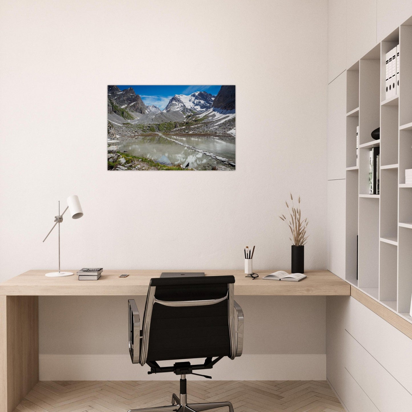 Tableau photo du Lac des Vaches et de la Grande Casse en Vanoise sur aluminium Dibond mat, présenté dans un espace de travail