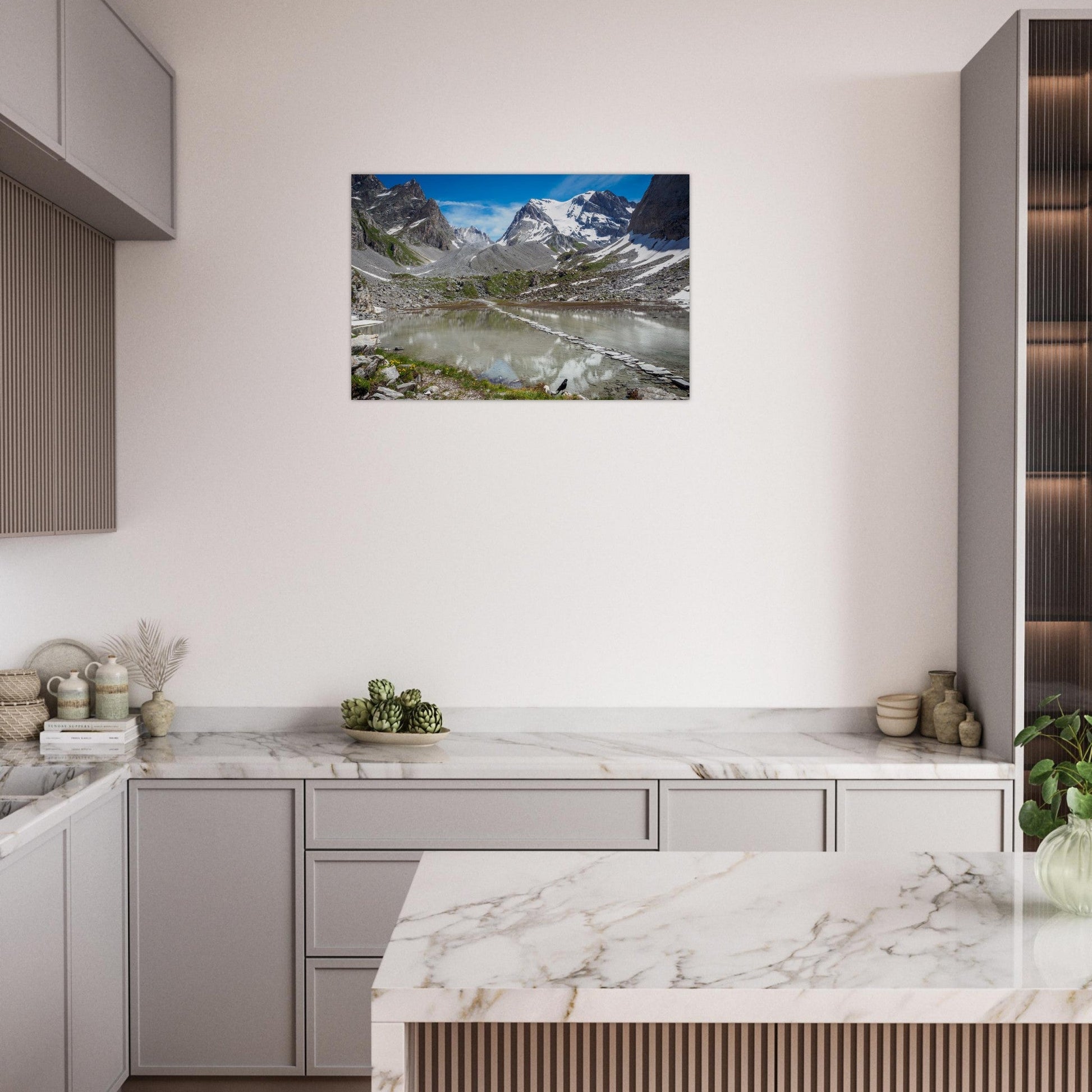 Tableau photo du Lac des Vaches et de la Grande Casse en Vanoise sur aluminium Dibond mat, mis en scène dans une cuisine moderne