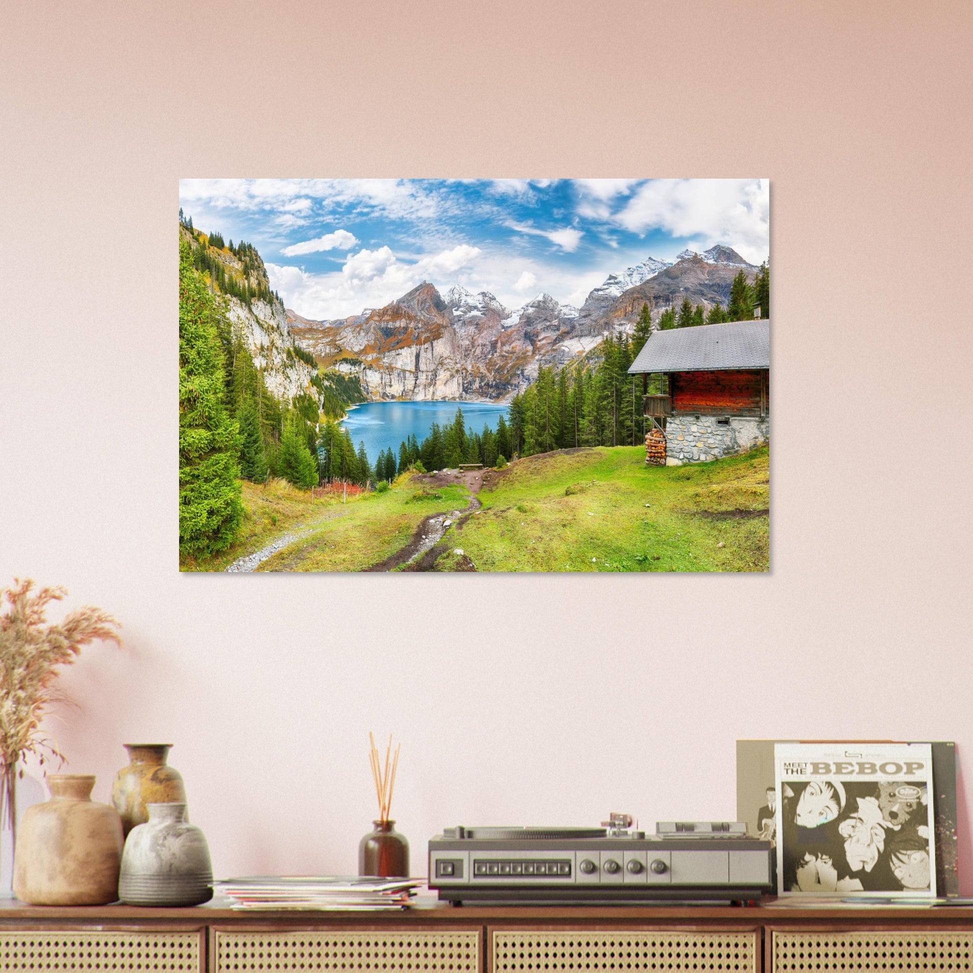 Tableau photo du lac d’Oeschinen et du massif du Blüemlisalp en automne sur aluminium Dibond mat, présenté dans un espace de vie