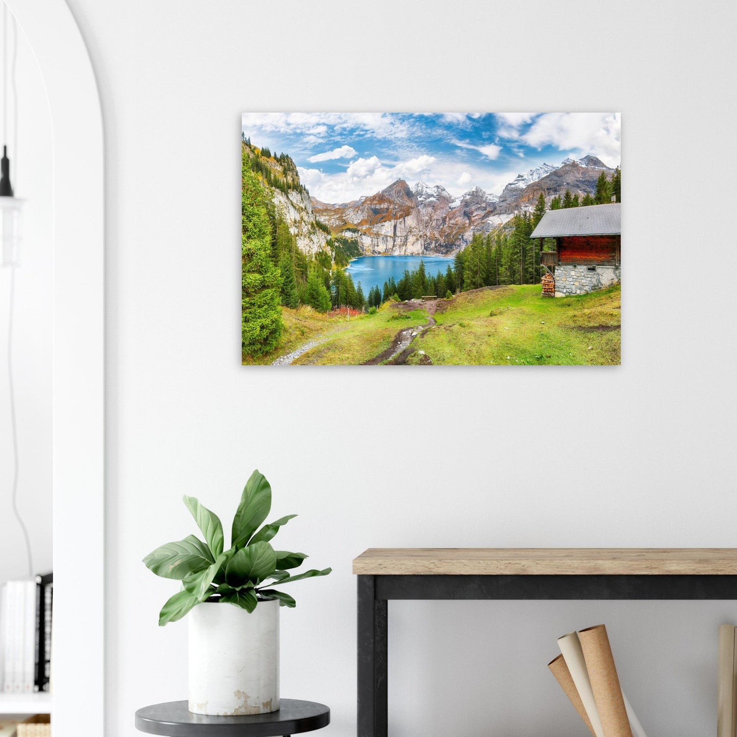 Tableau photo du lac d’Oeschinen et du massif du Blüemlisalp en automne sur aluminium Dibond mat, mis en scène dans une cuisine moderne