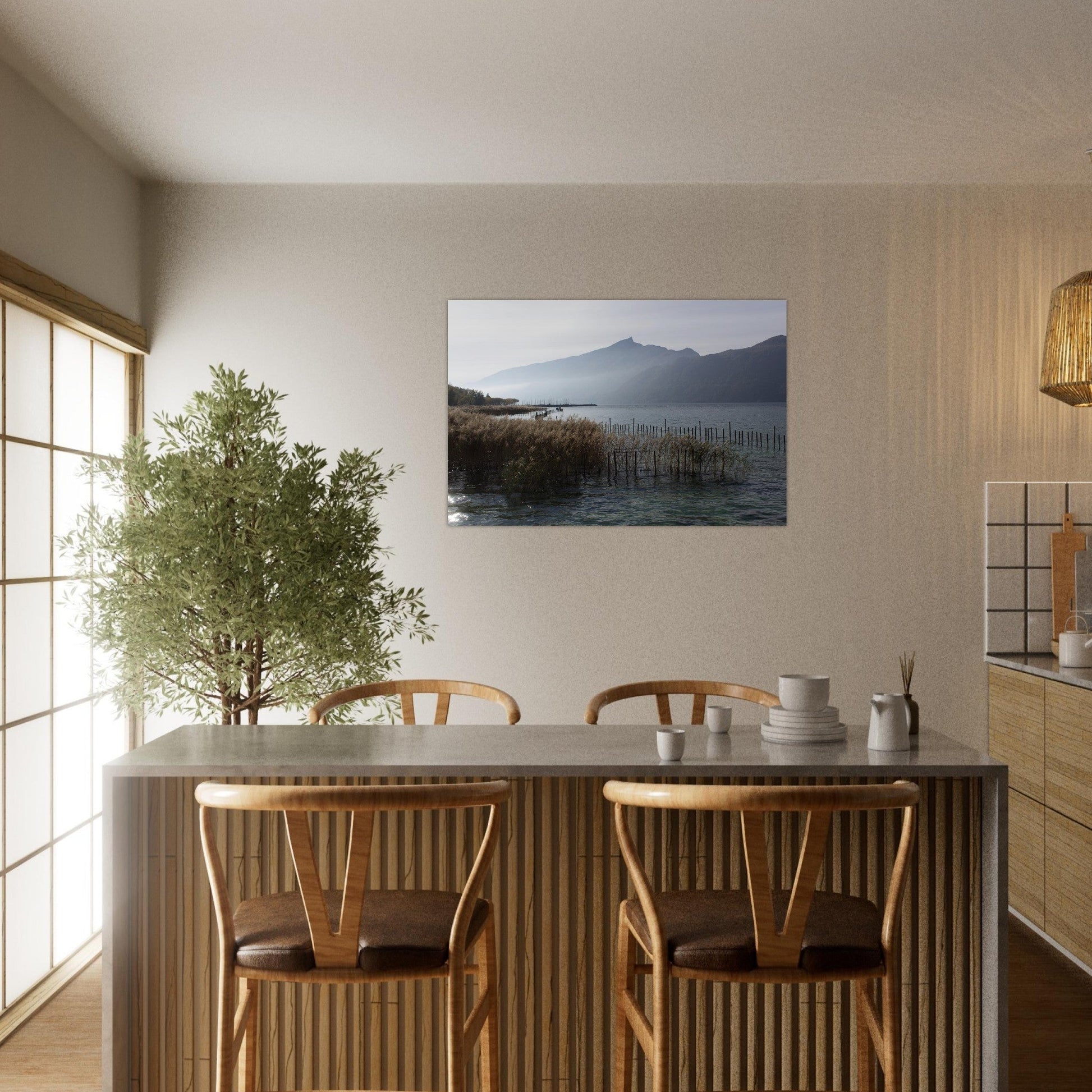 Tableau photo du lac du Bourget face à la Dent du Chat sur aluminium Dibond mat, présenté dans un intérieur