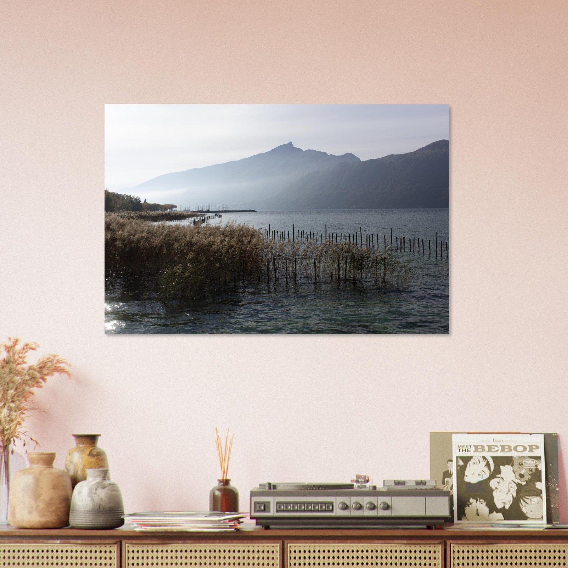 Tableau photo du lac du Bourget face à la Dent du Chat sur aluminium Dibond mat, accroché sur un mur clair