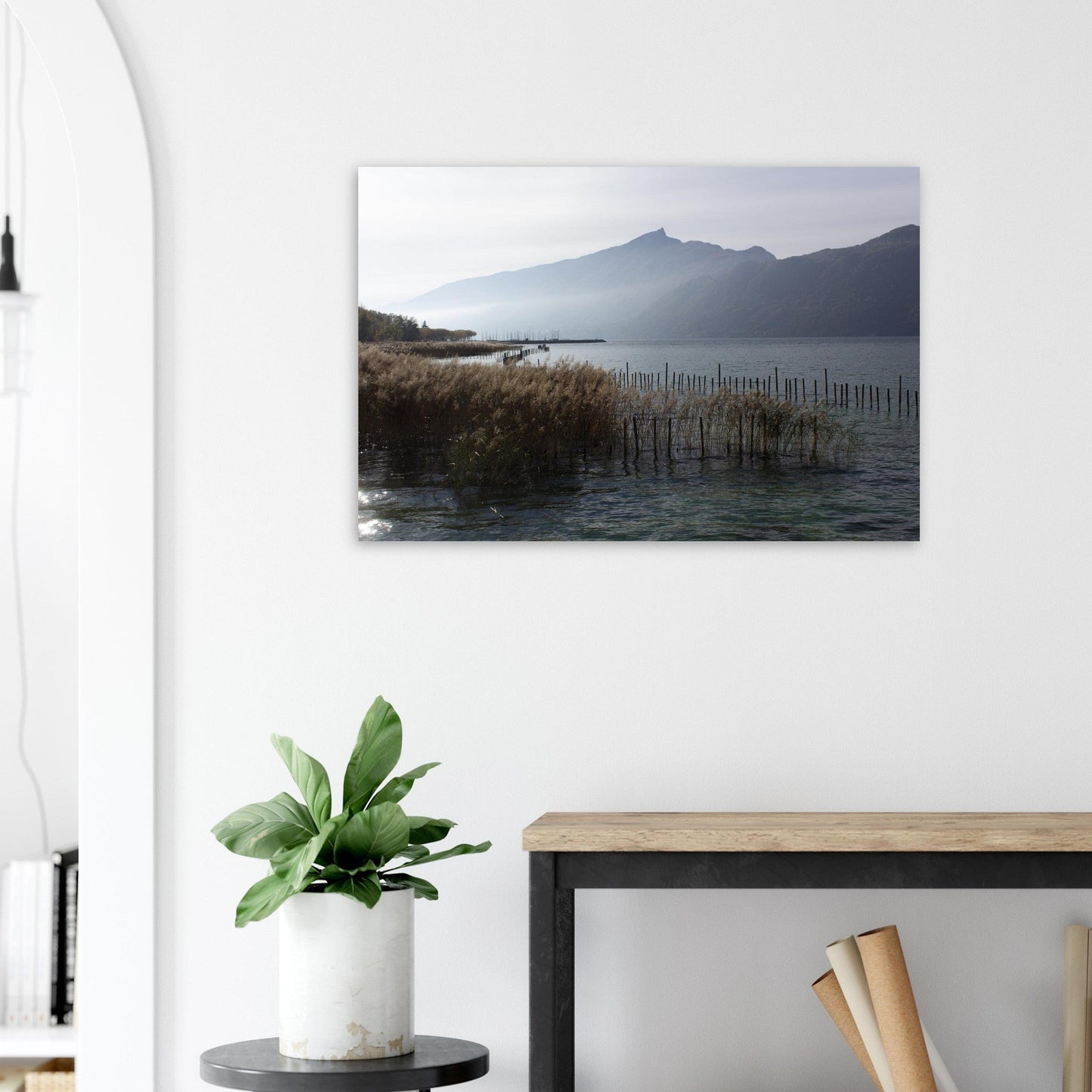 Tableau photo du lac du Bourget face à la Dent du Chat sur aluminium Dibond mat, présenté dans un espace de vie