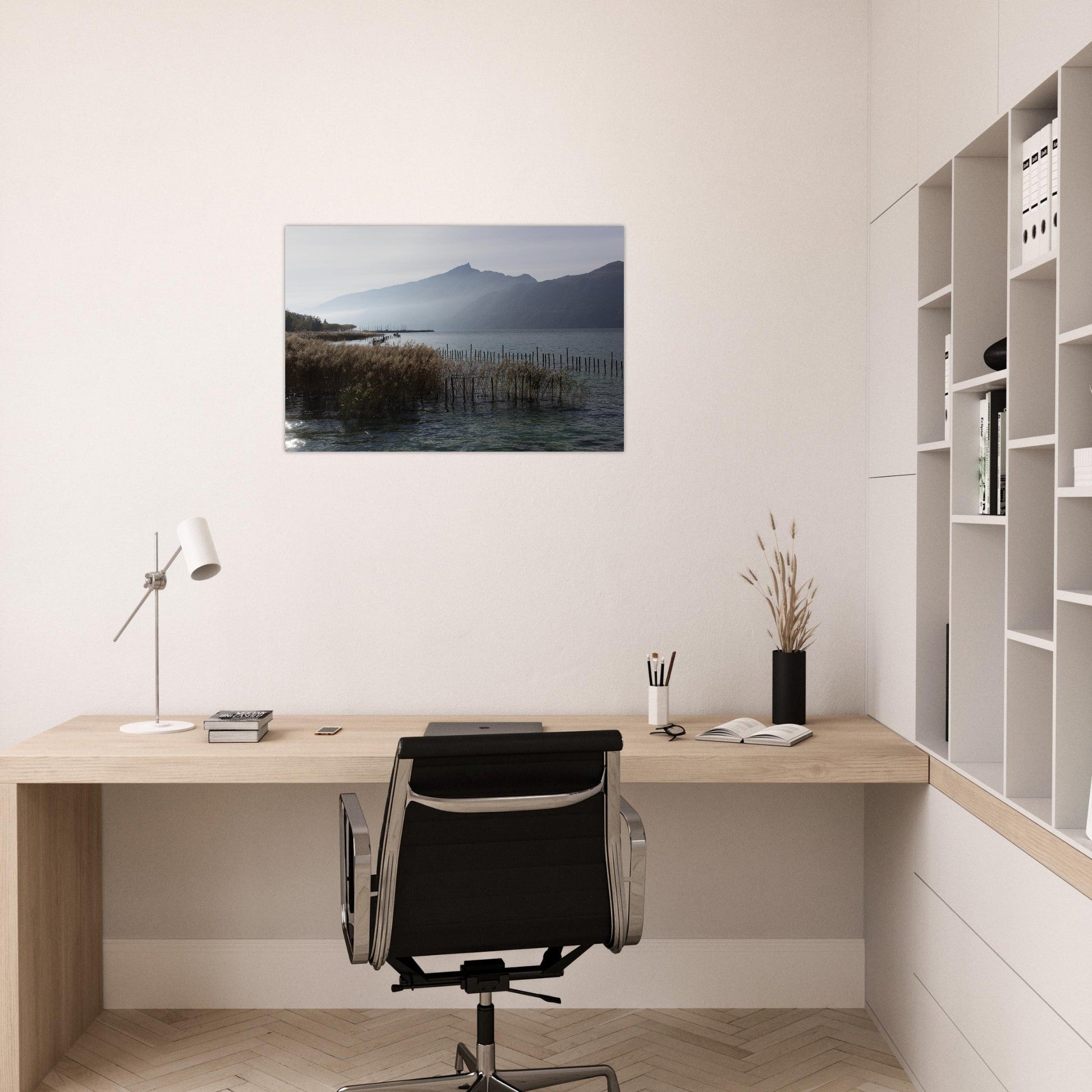 Tableau photo du lac du Bourget face à la Dent du Chat sur aluminium Dibond mat, présenté dans un espace de travail