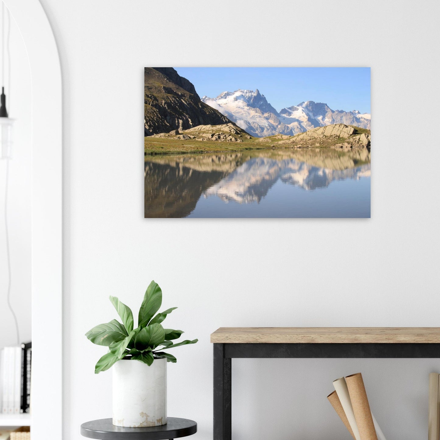 Tableau photo du Lac du Goléon face à la Meije sur aluminium Dibond mat, présenté dans un espace de vie