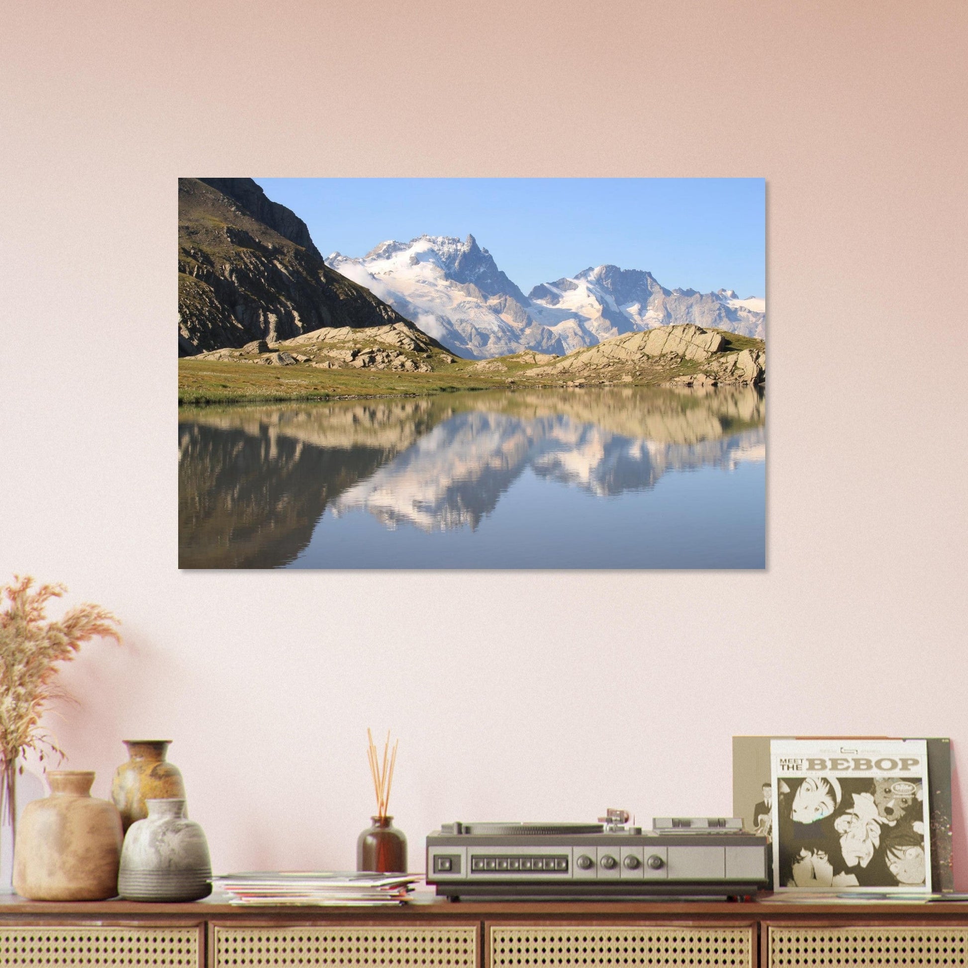 Tableau photo du Lac du Goléon face à la Meije sur aluminium Dibond mat, présenté dans un intérieur