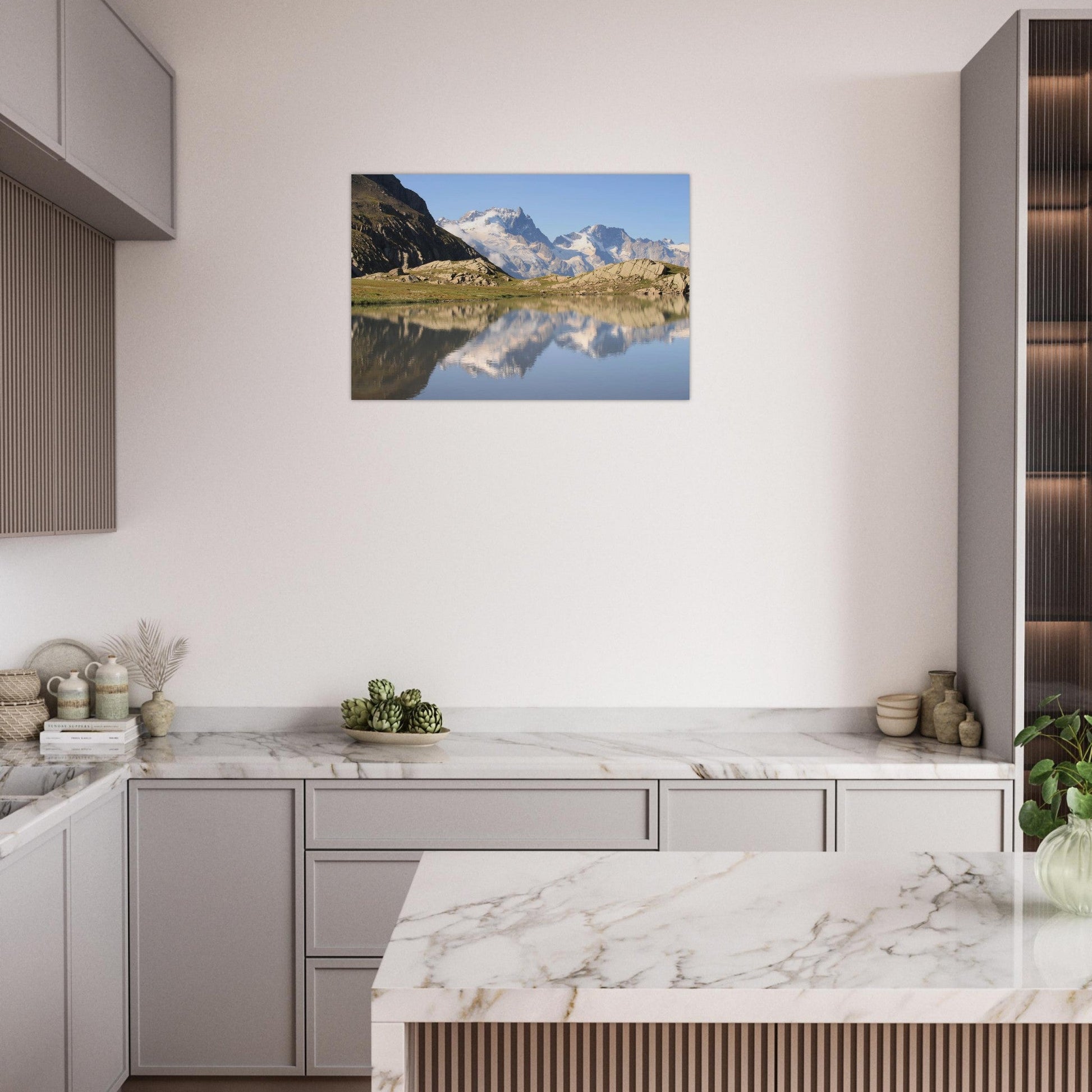 Tableau photo du Lac du Goléon face à la Meije sur aluminium Dibond mat, mis en scène dans une cuisine moderne
