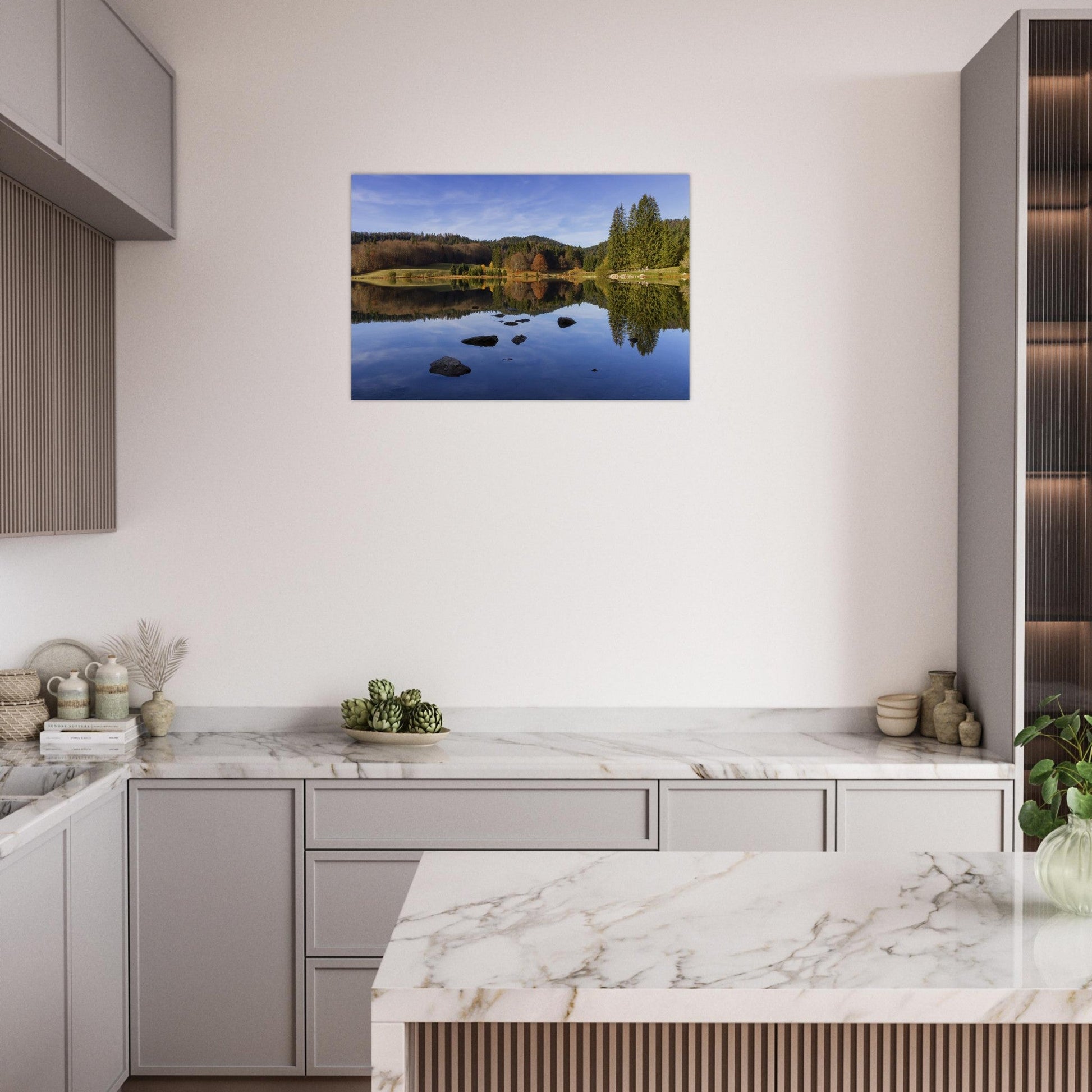 Tableau photo du lac Genin en automne dans le Haut-Bugey sur aluminium Dibond mat, présenté dans un intérieur