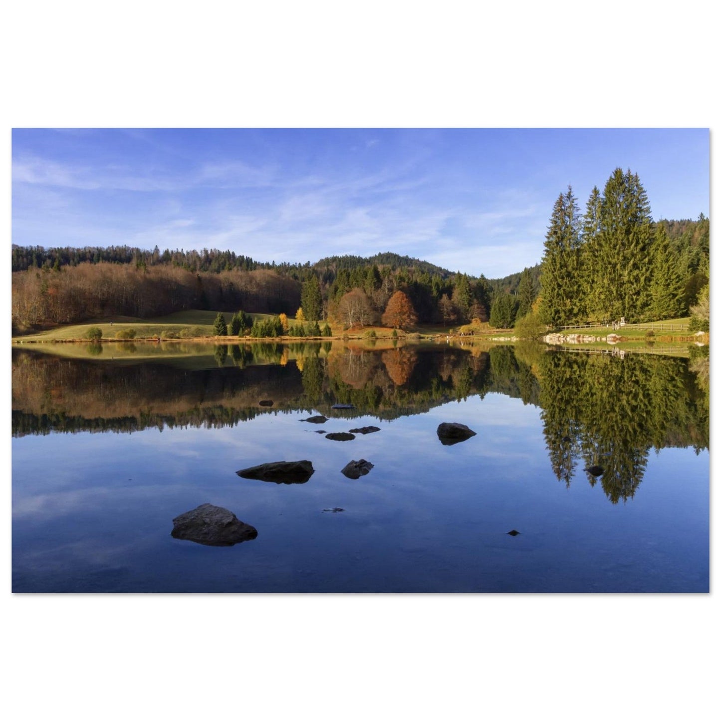 Tableau photo du lac Genin en automne dans le Haut-Bugey sur aluminium Dibond mat, format 40 × 60 cm