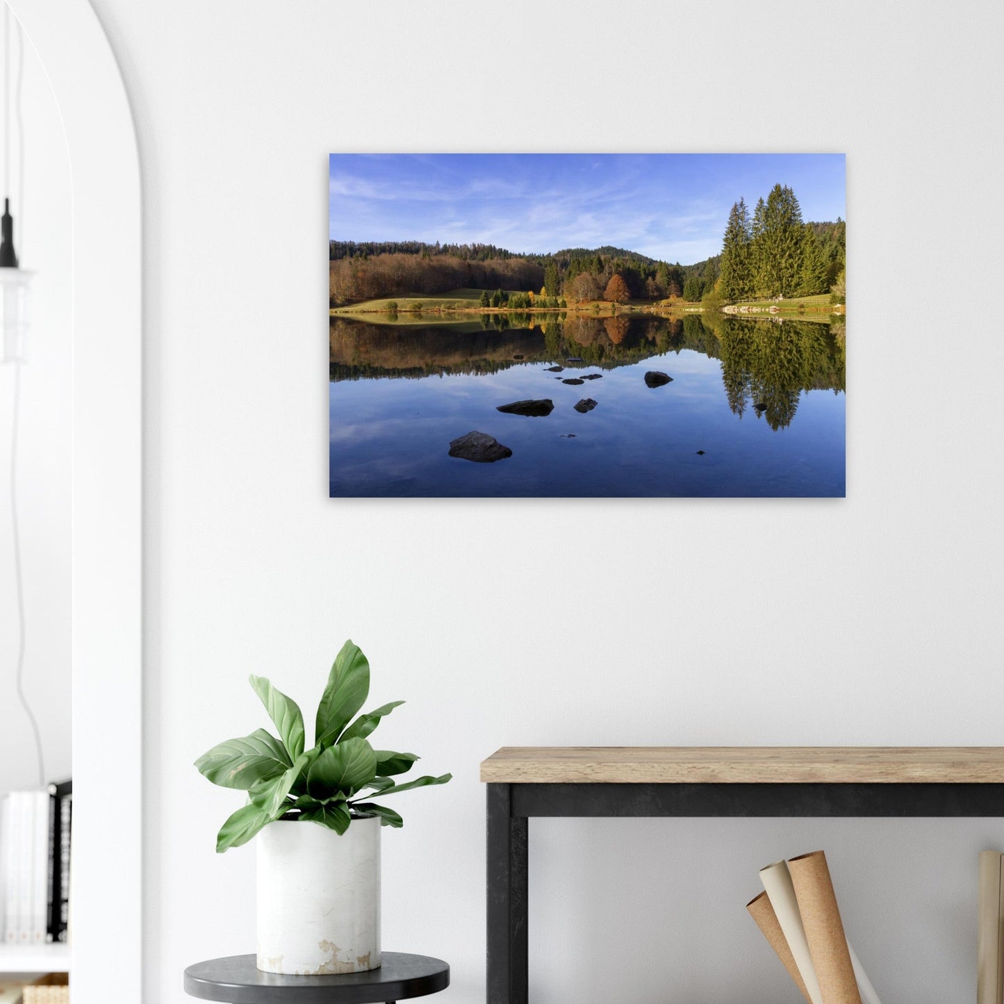 Tableau photo du lac Genin en automne dans le Haut-Bugey sur aluminium Dibond mat, accroché sur un mur clair
