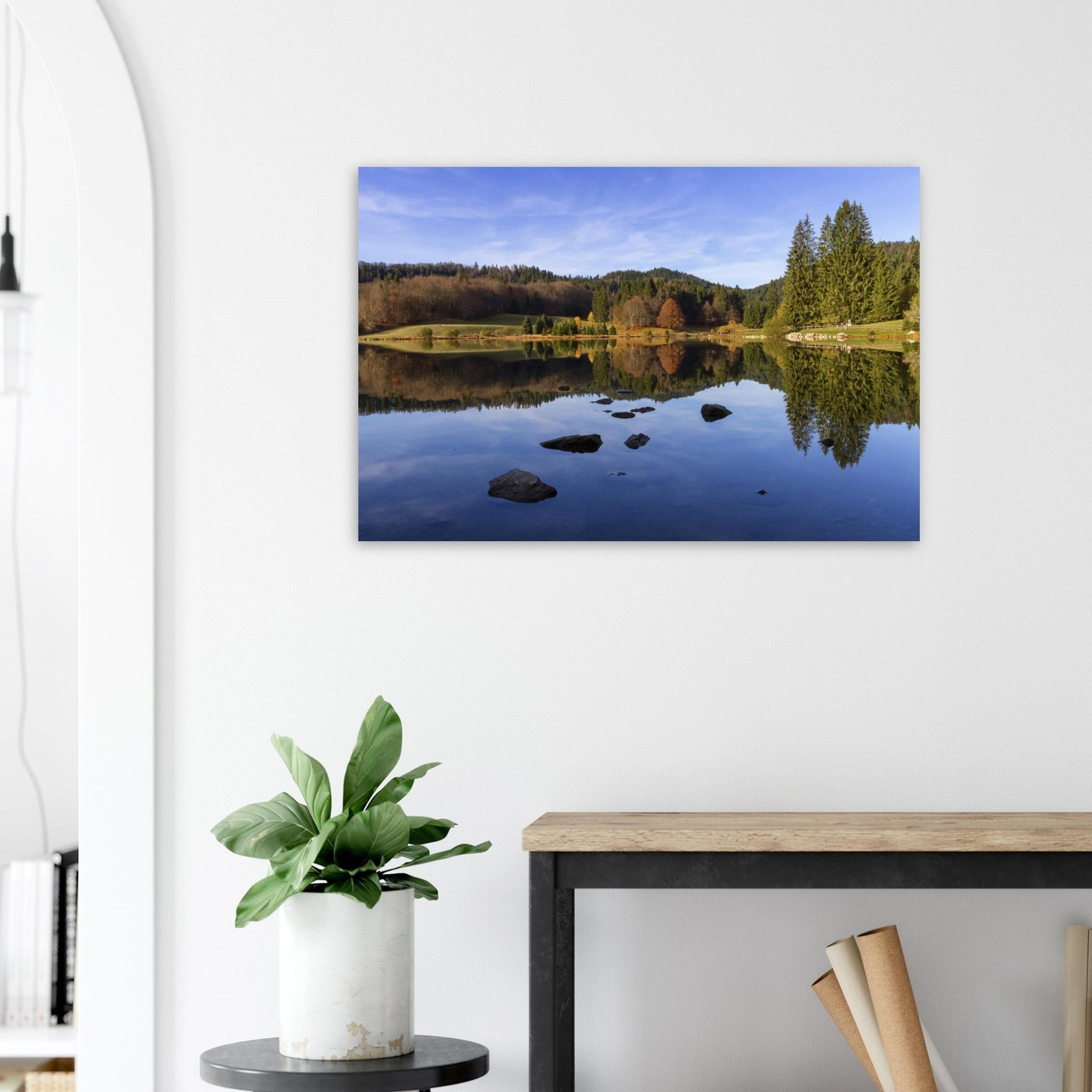 Tableau photo du lac Genin en automne dans le Haut-Bugey sur aluminium Dibond mat, accroché sur un mur clair