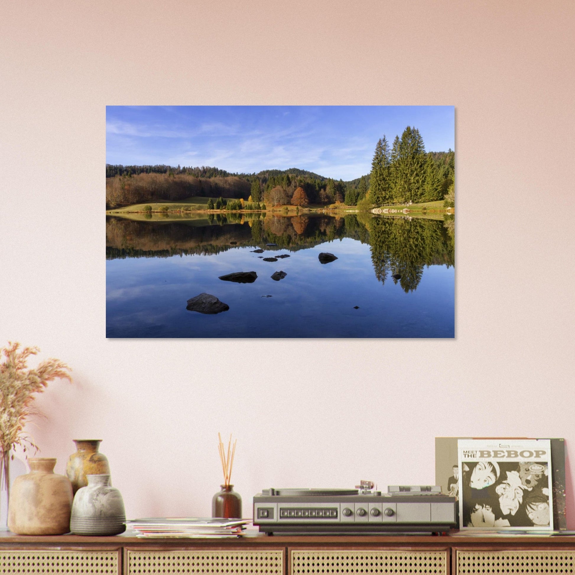 Tableau photo du lac Genin en automne dans le Haut-Bugey sur aluminium Dibond mat, présenté dans un espace de vie
