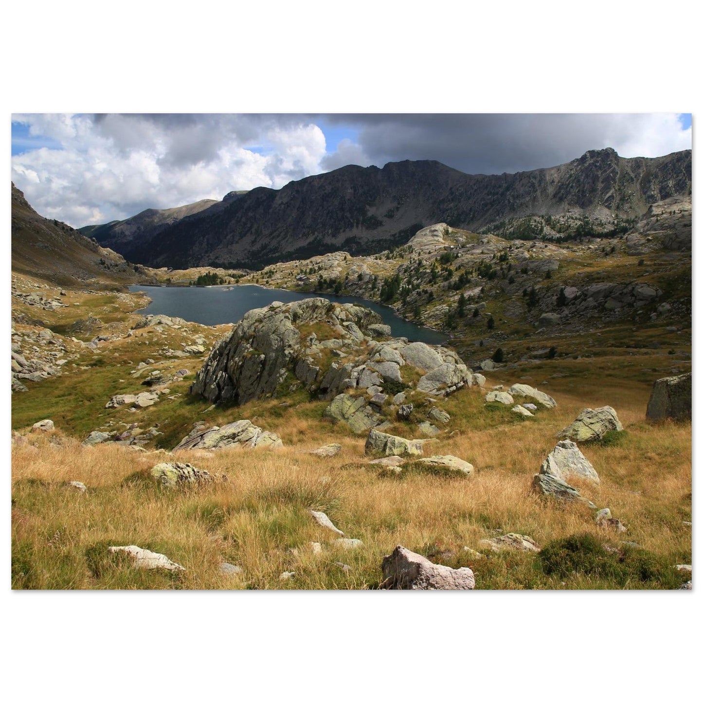 Photo du lac Long Supérieur et du refuge des Merveilles — tableau photo paysage de montagne en Alu Dibond, fabrication française