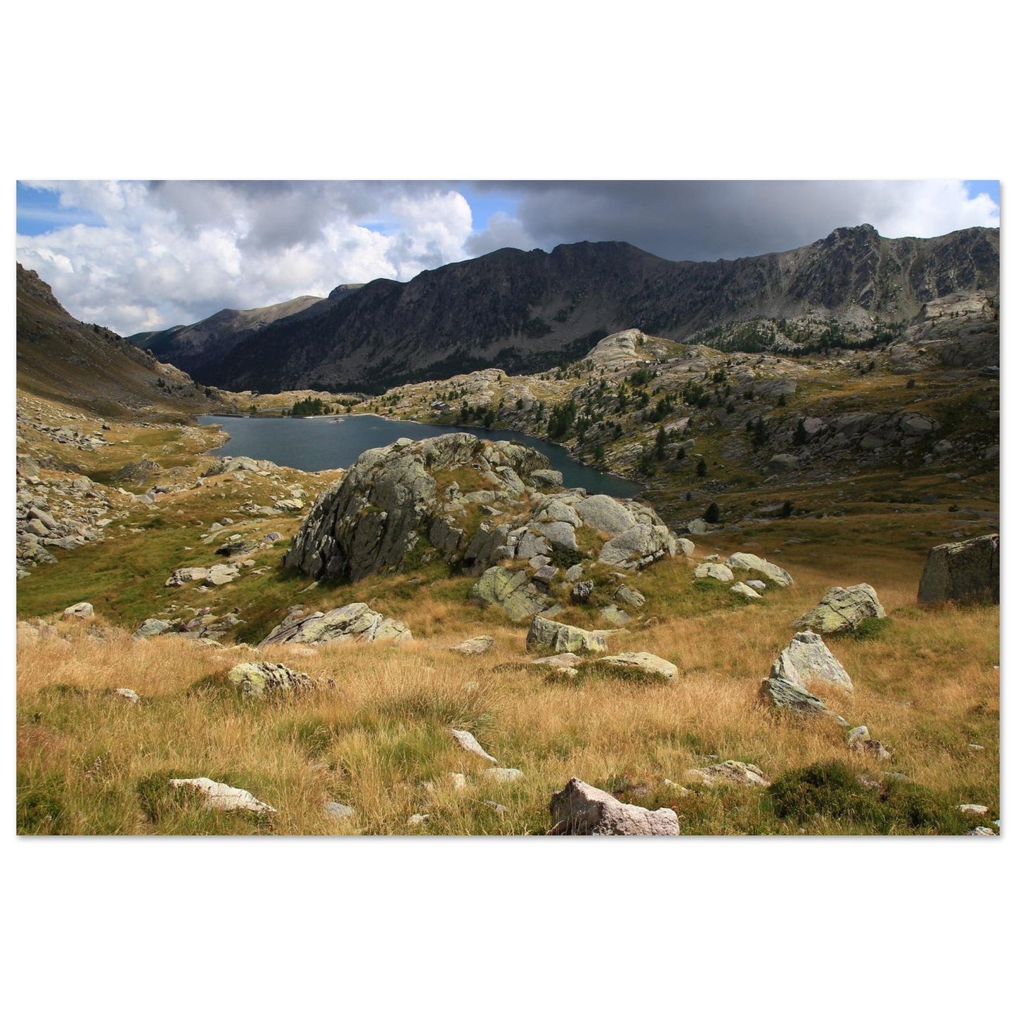 Photo du lac Long Supérieur et du refuge des Merveilles — tableau photo paysage de montagne en Alu Dibond, fabrication française