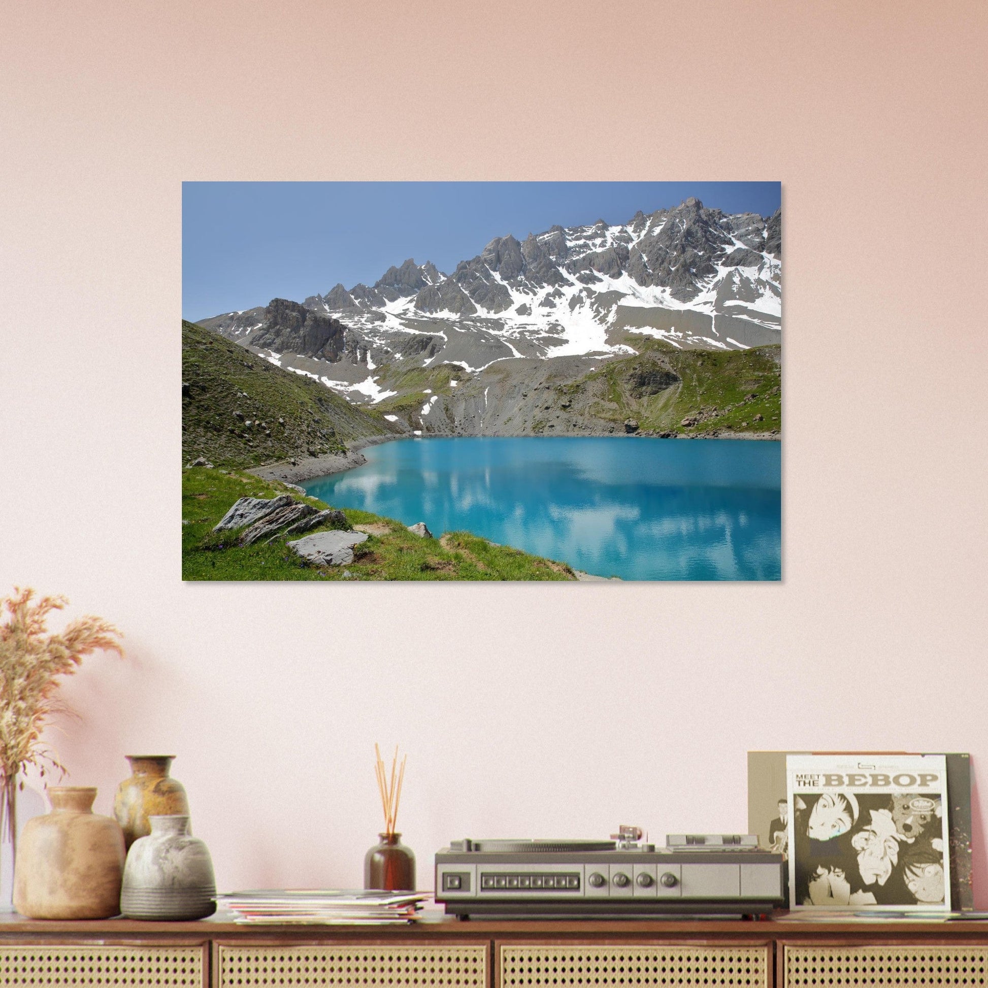 Tableau photo du Lac Sainte-Anne au pied de la Font Sancte sur aluminium Dibond mat, présenté dans un espace de vie