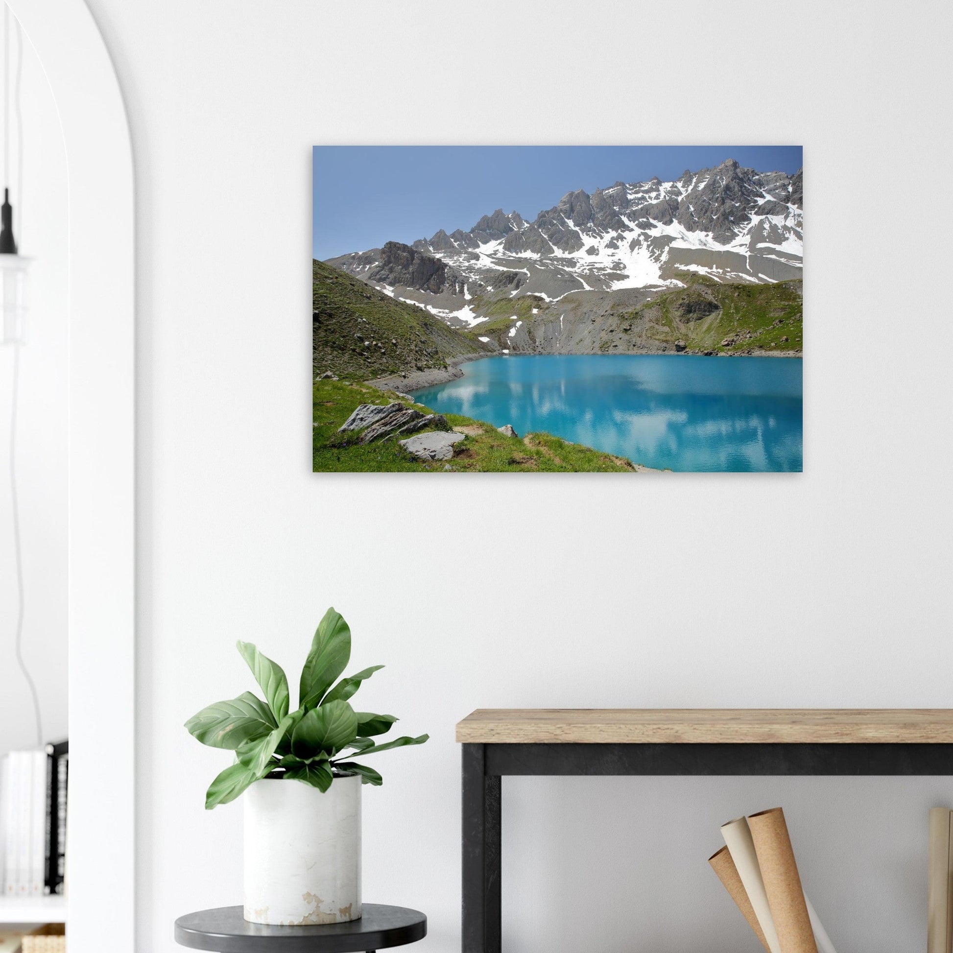 Tableau photo du Lac Sainte-Anne au pied de la Font Sancte sur aluminium Dibond mat, présenté dans un intérieur