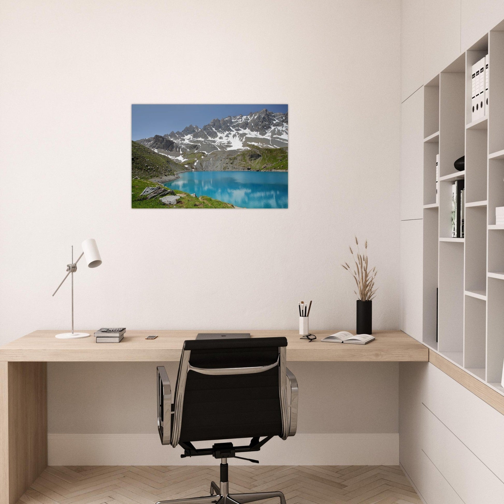 Tableau photo du Lac Sainte-Anne au pied de la Font Sancte sur aluminium Dibond mat, accroché sur un mur clair